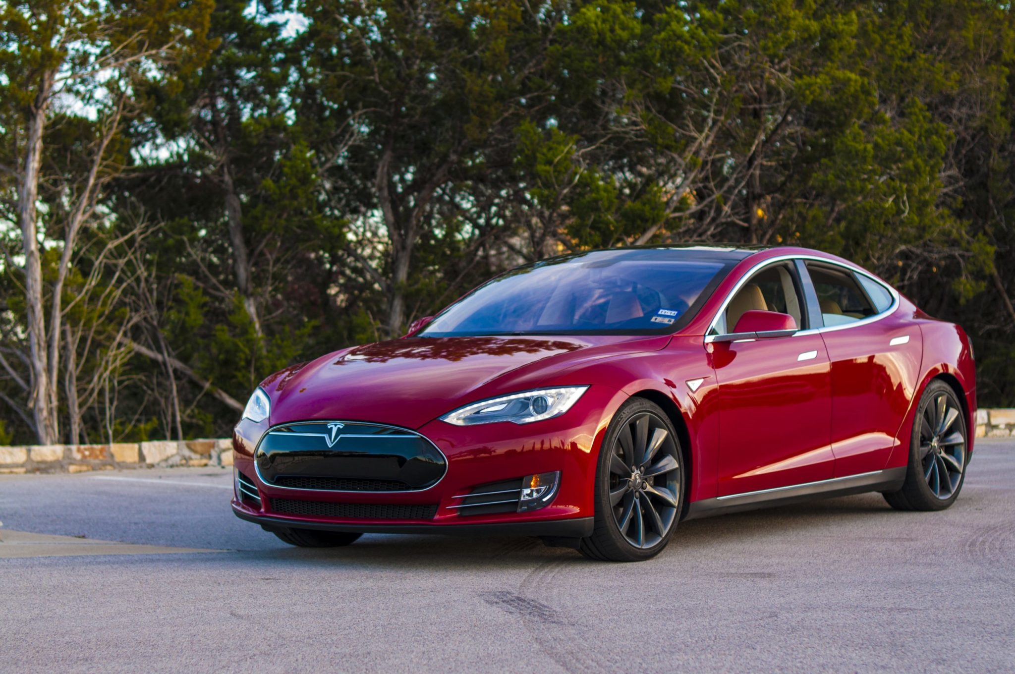 Автопилот Tesla отключается за секунду до аварии
