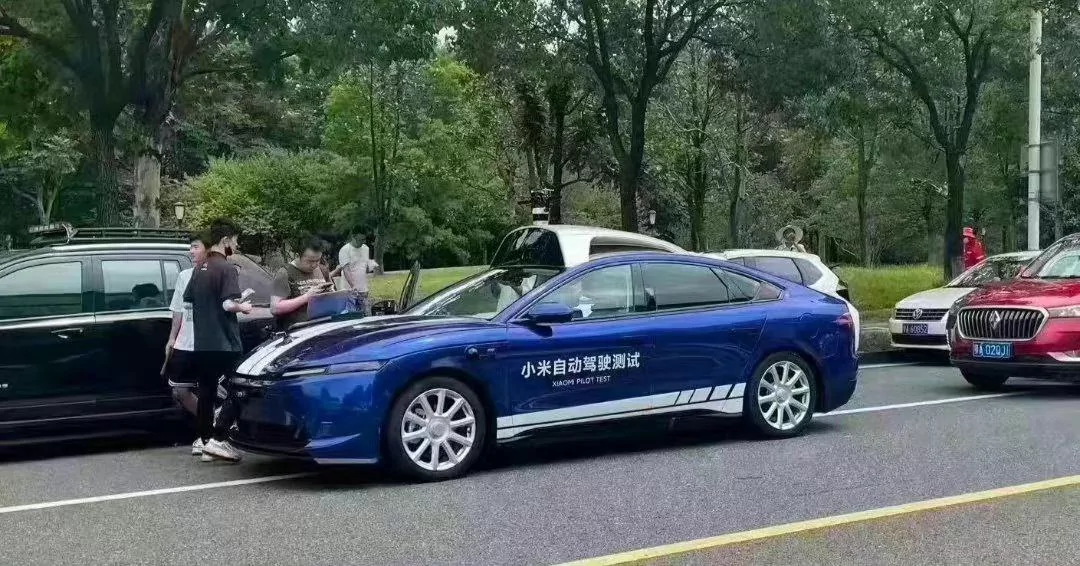 Очевидцы засняли беспилотный автомобиль Xiaomi