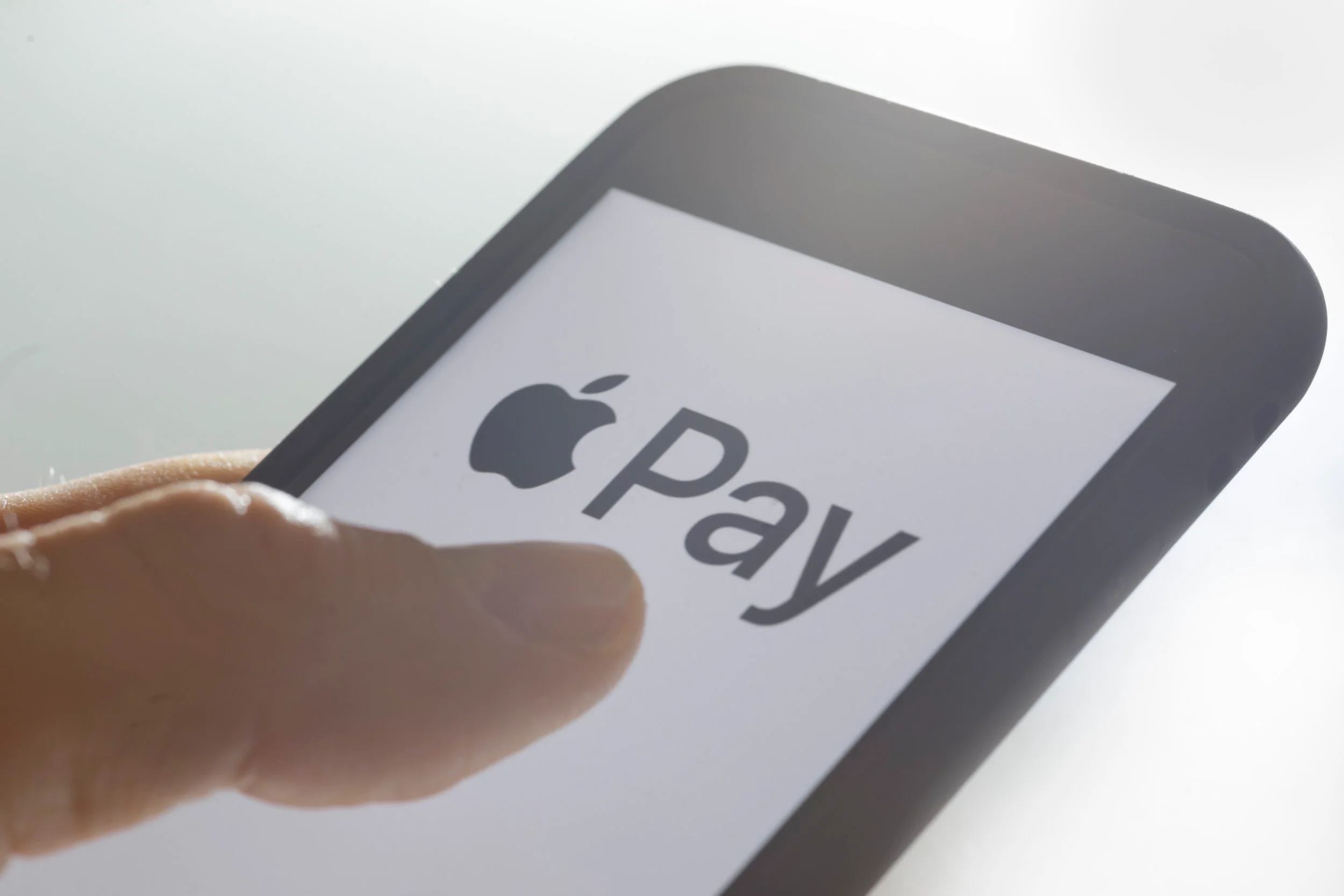 На Apple подали в суд из-за отсутствия альтернатив Apple Pay на iPhone