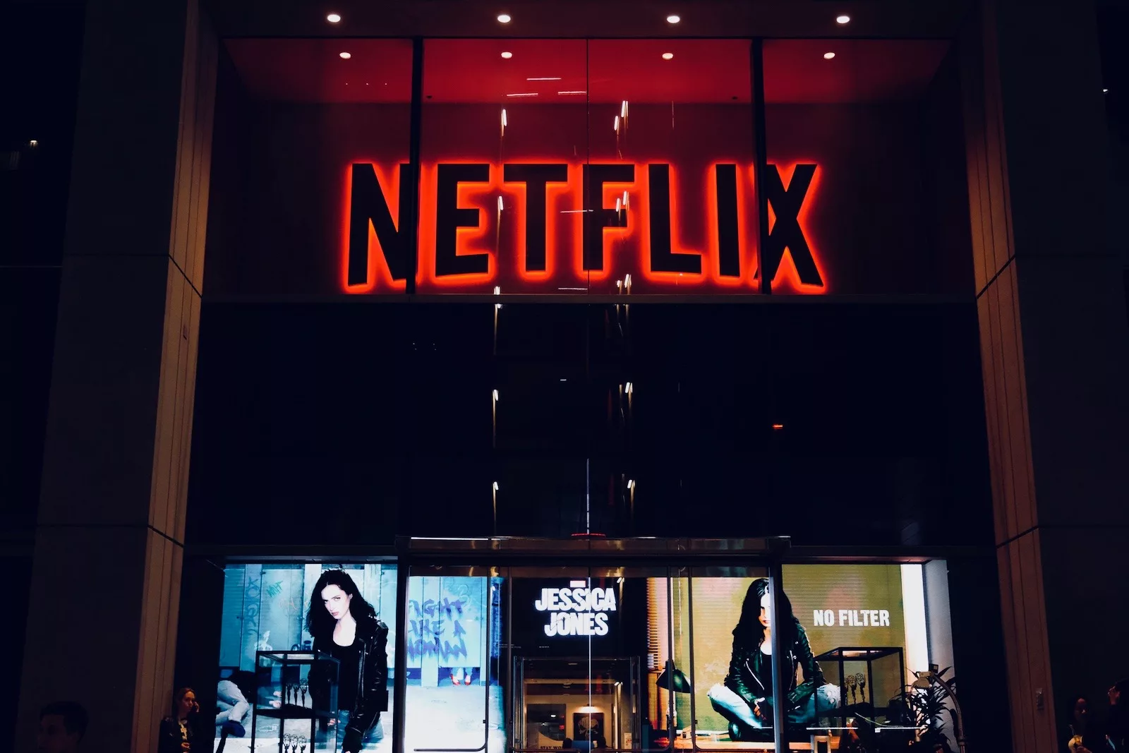 Netflix отчитался о потере почти миллиона платных подписчиков