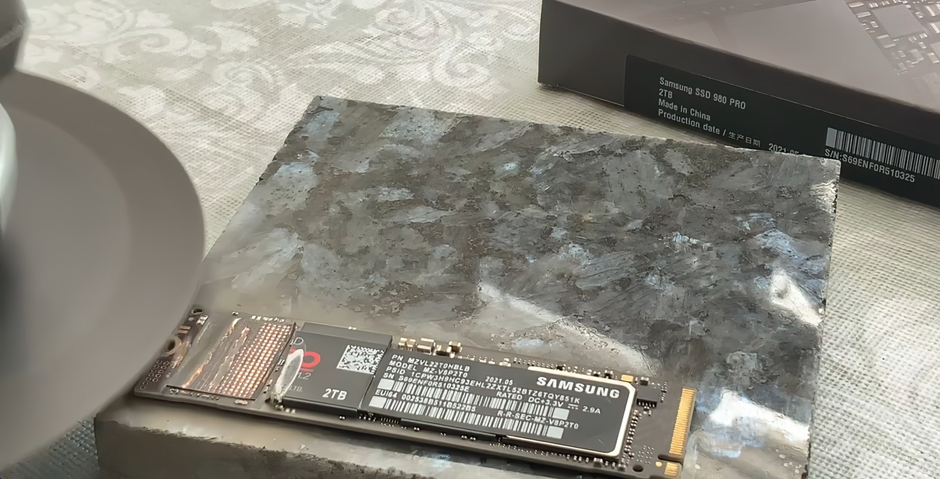Немецкая техподдержка Samsung предложила клиенту разбить молотком SSD, чтобы обменять его по гарантии