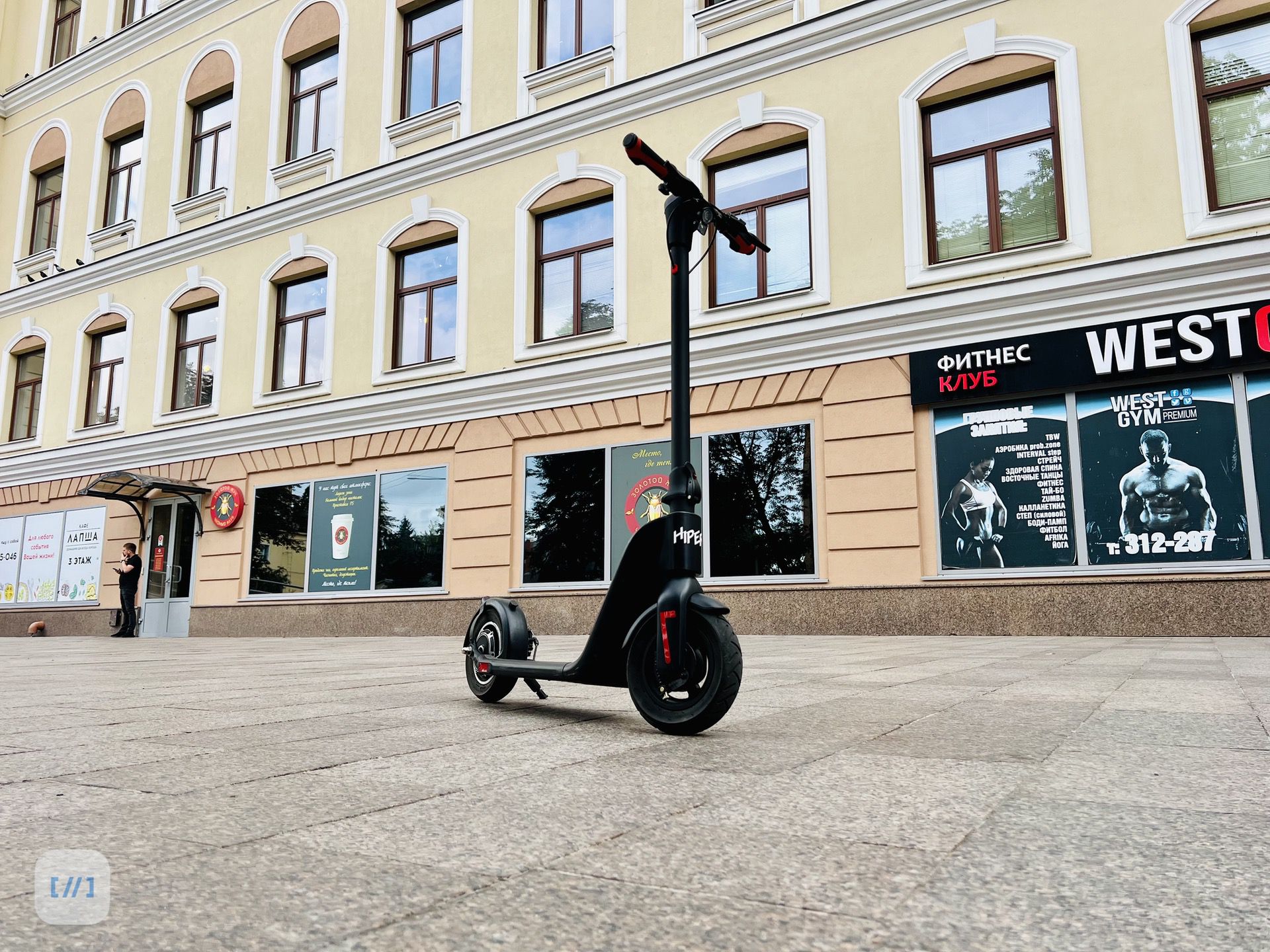 Обзор Hiper Model X: мощный и крупный, но всё ещё городской самокат со съёмной батареей