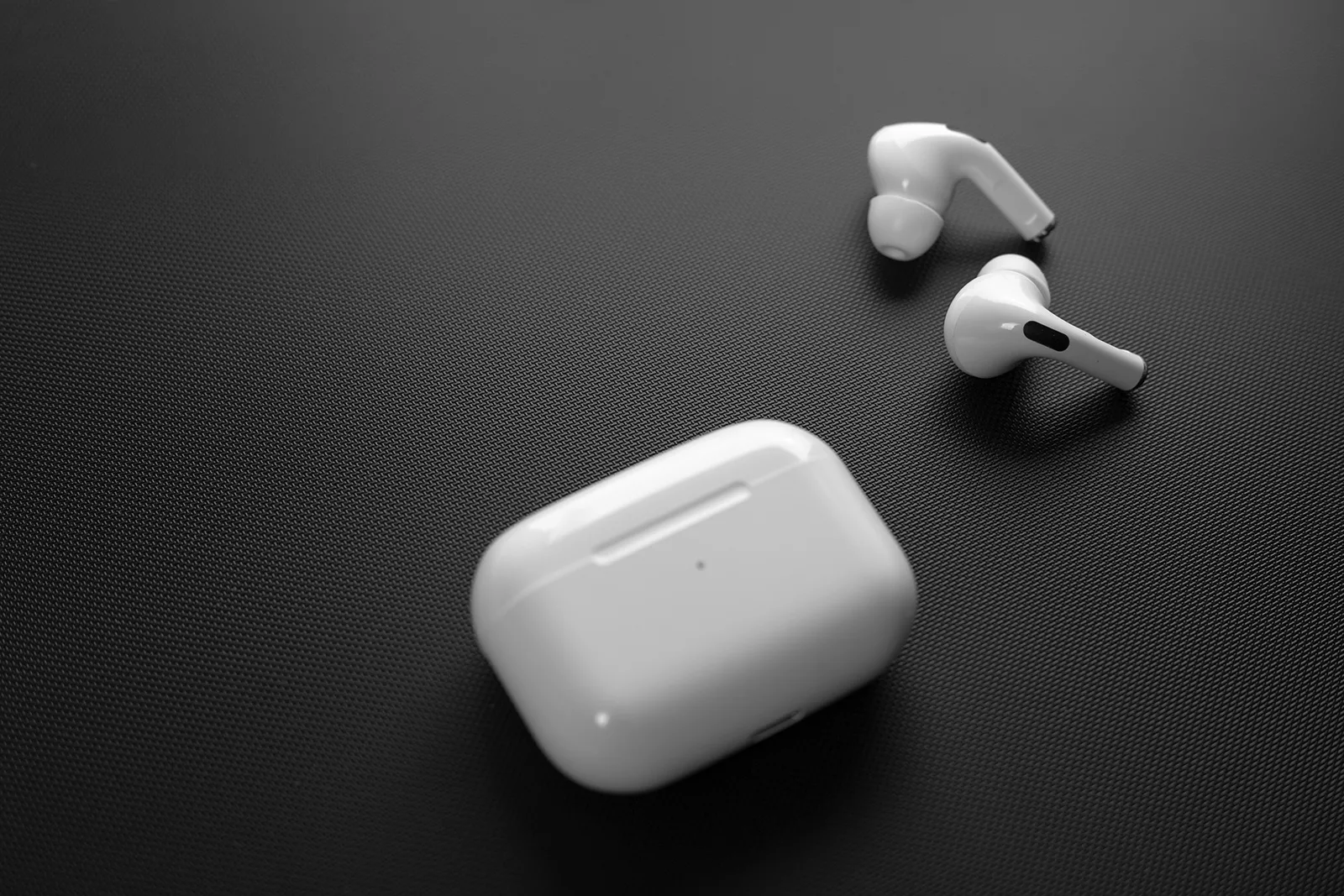 В iOS 16 появилось предупреждение при использовании поддельных AirPods