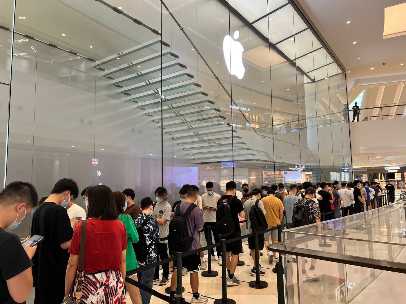 Во всём мире стартовали продажи iPhone 14 – снова ажиотаж и большие очереди