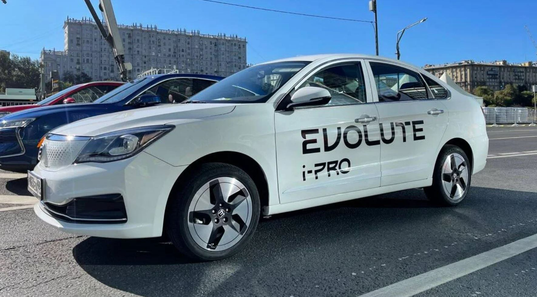 Начались продажи электромобилей российского бренда Evolute