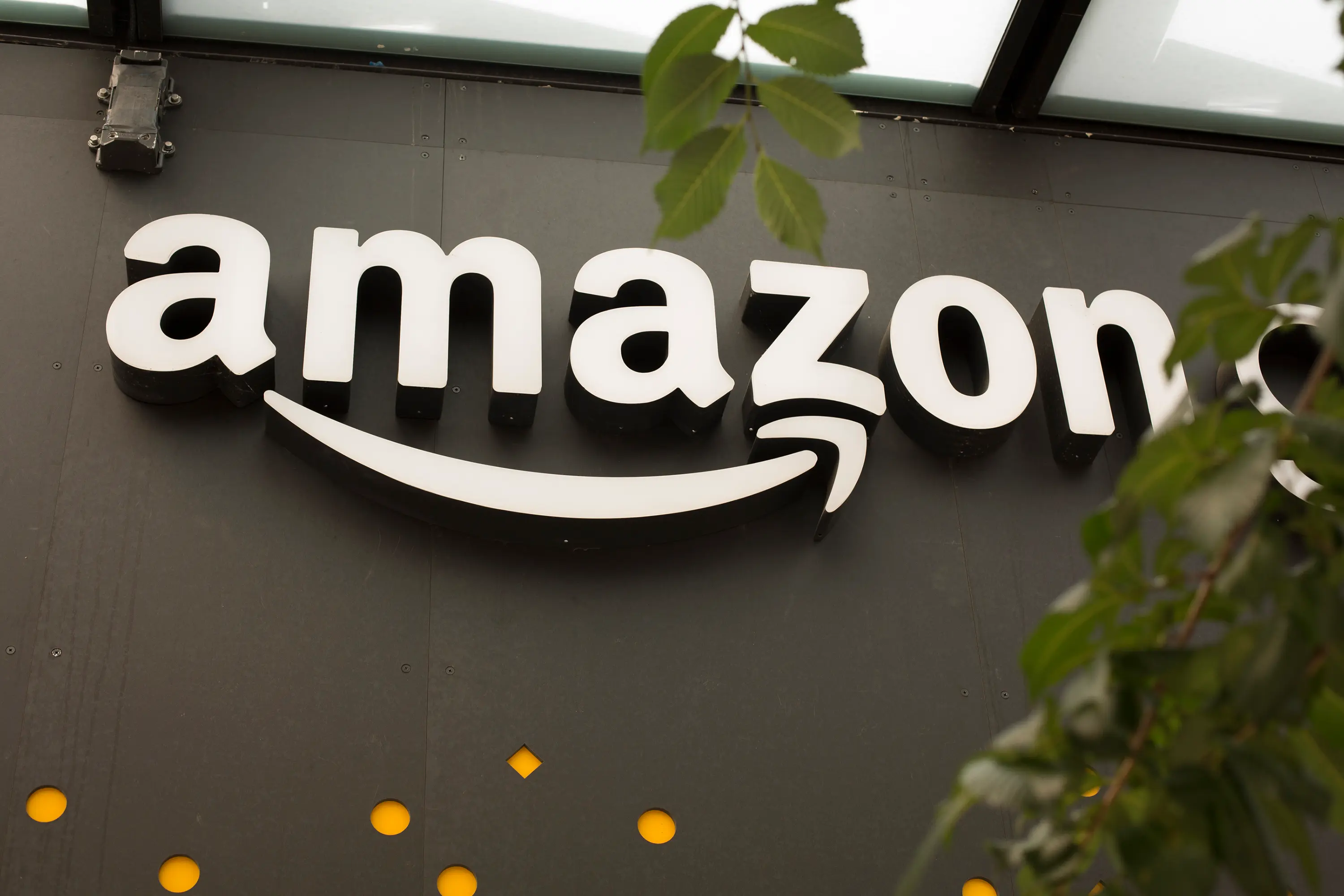 Amazon стала первой компанией, капитализация которой упала на $1 трлн