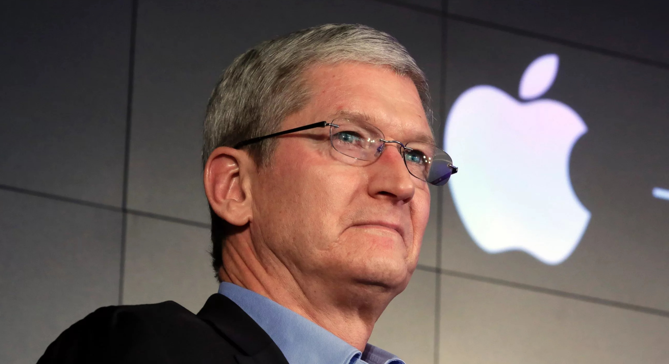 Зарплата главы Apple Тима Кука будет снижена на 40%