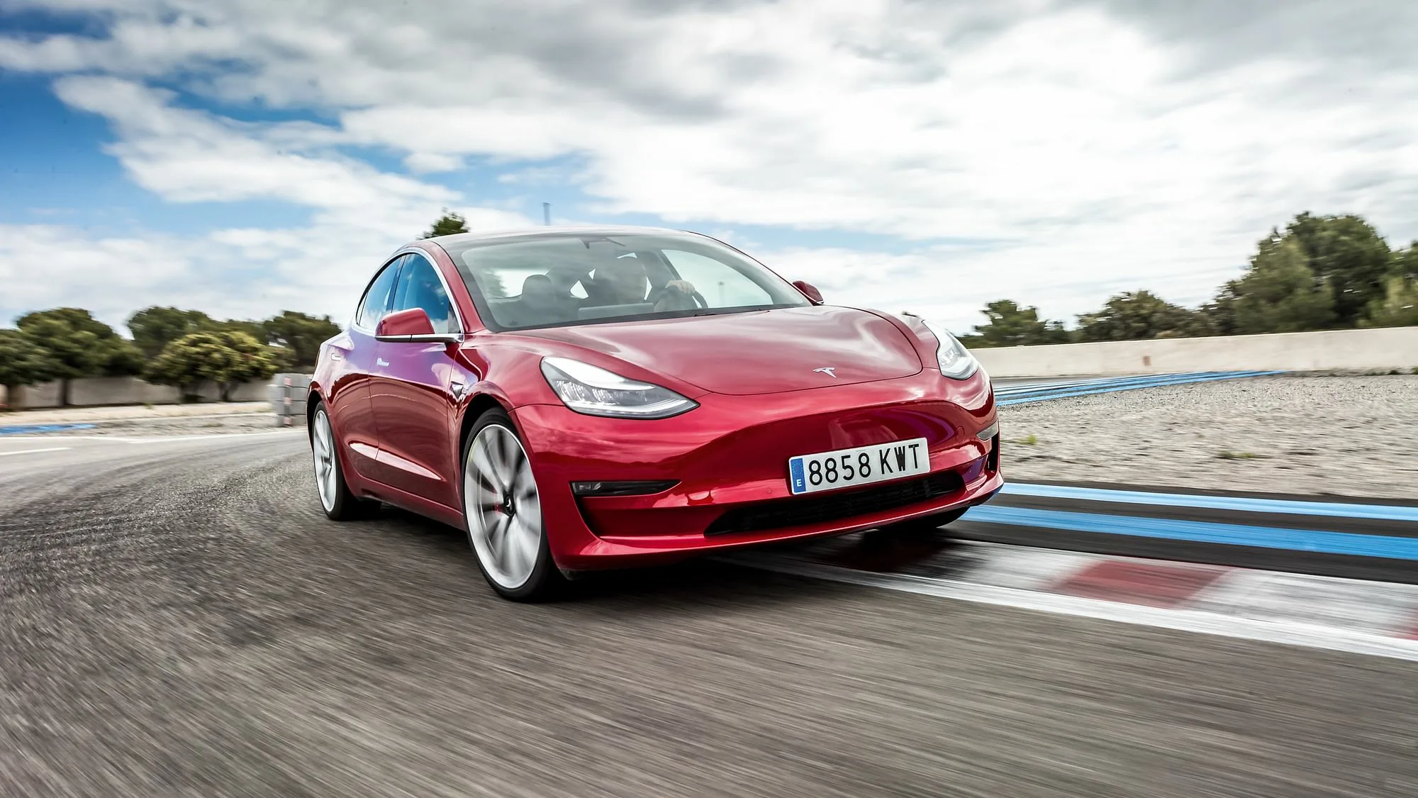 Хакеры взломали Tesla и выиграли Model 3