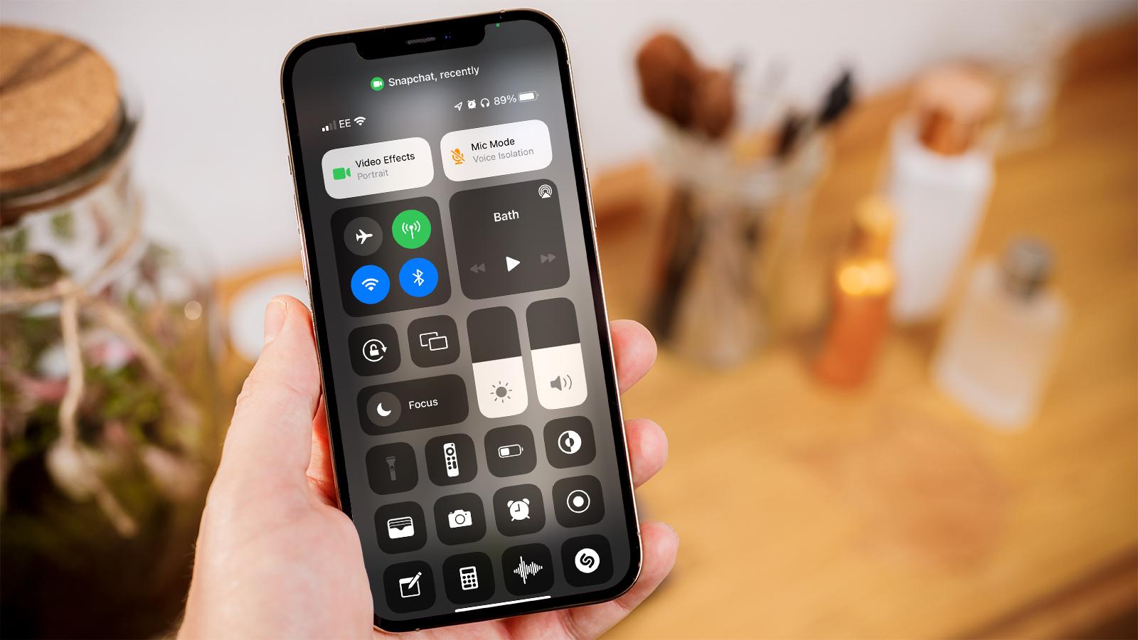Как включить изоляцию голоса на iPhone в обычных звонках?