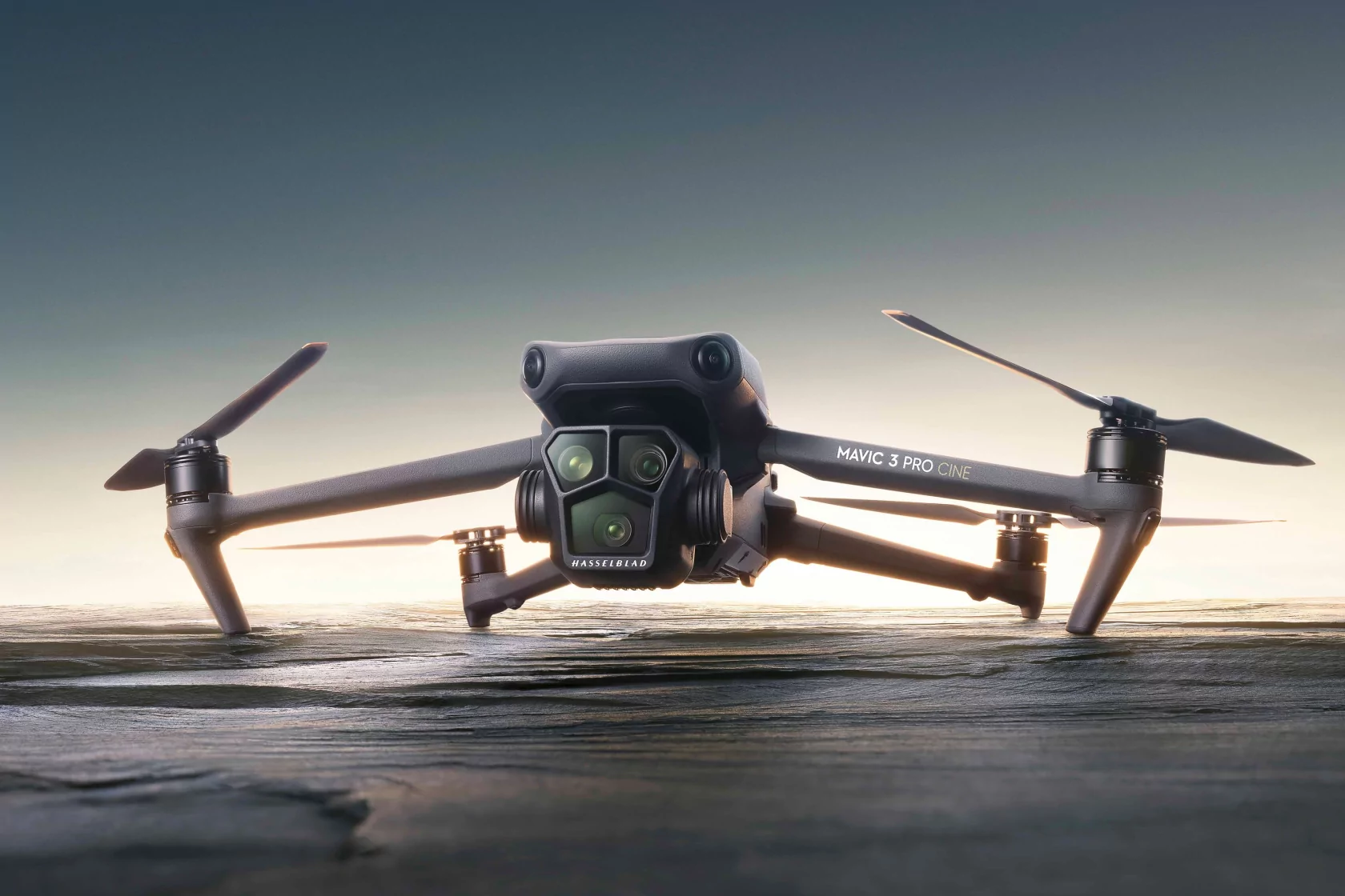 DJI представила дрон Mavic 3 Pro с тремя камерами