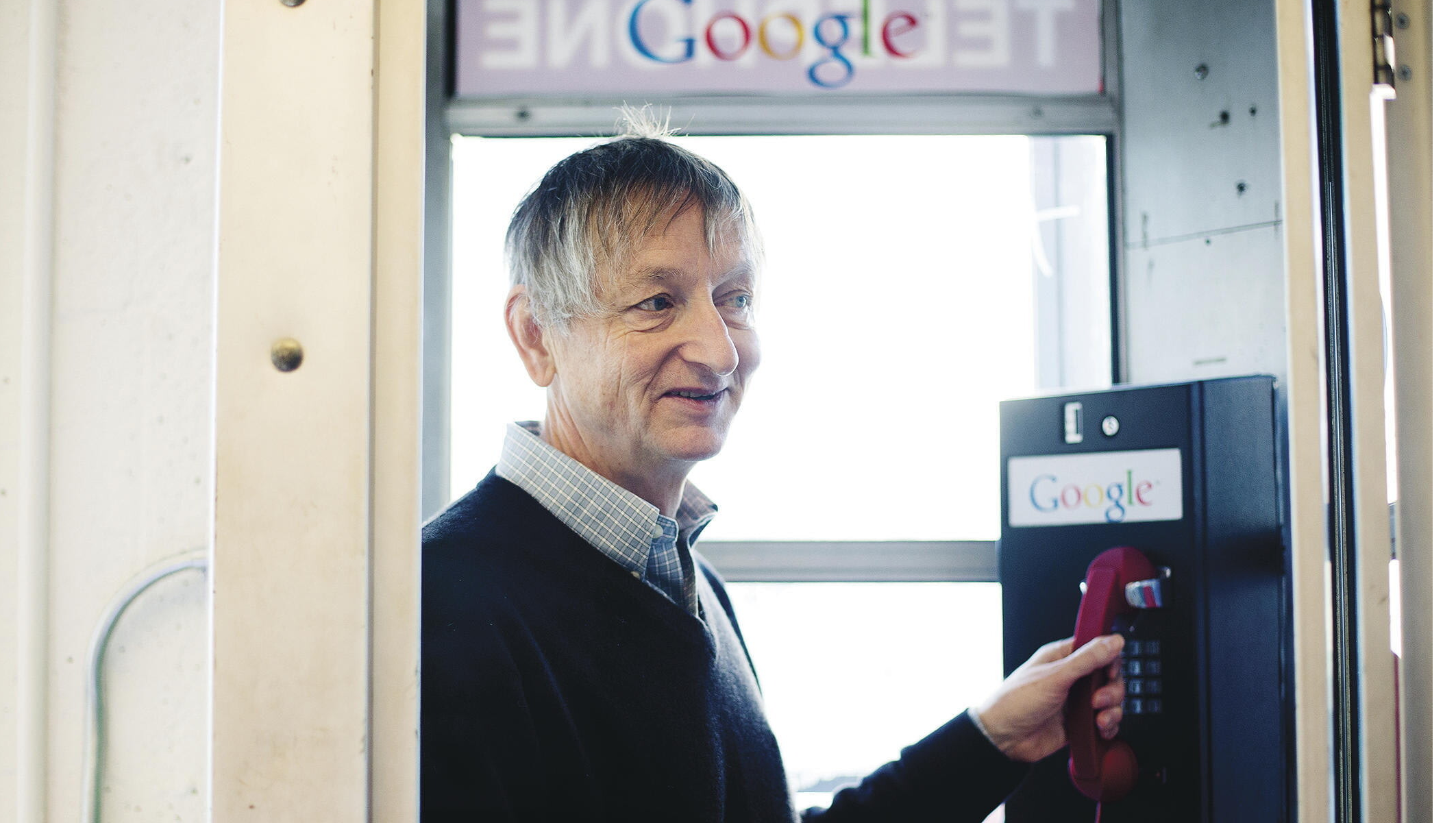 «Крестный отец ИИ» покинул Google и предупредил о рисках развития нейросетей