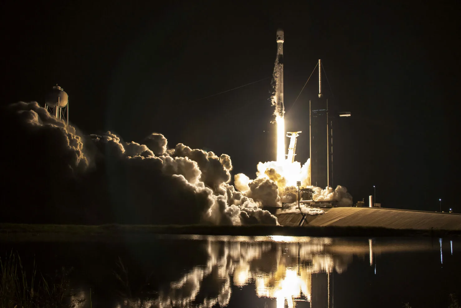 SpaceX запустила на орбиту ракету с 56 спутниками Starlink