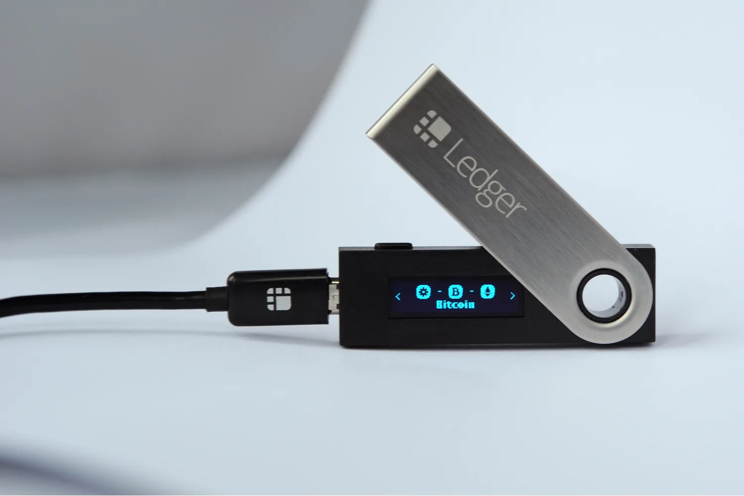 Производитель аппаратных криптокошельков Ledger признался, что всегда имел доступ к закрытым ключам пользователей