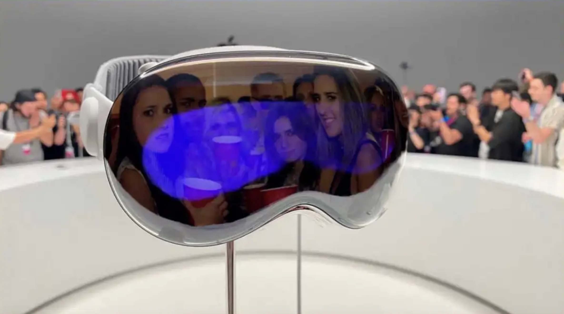 Apple выпустит более дешёвую версию гарнитуры Vision Pro