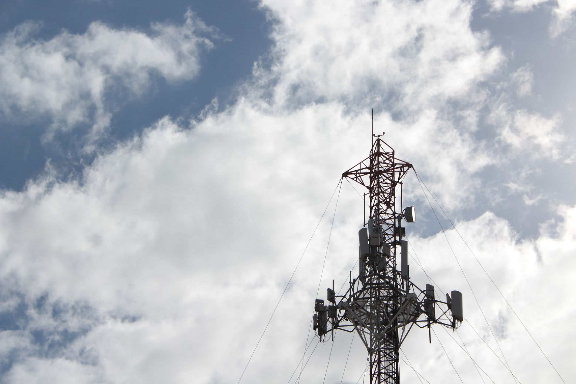 МТС откажется от 3G в пределах ЦКАД, а билайн протестирует отечественные 4G-станции «в полях»