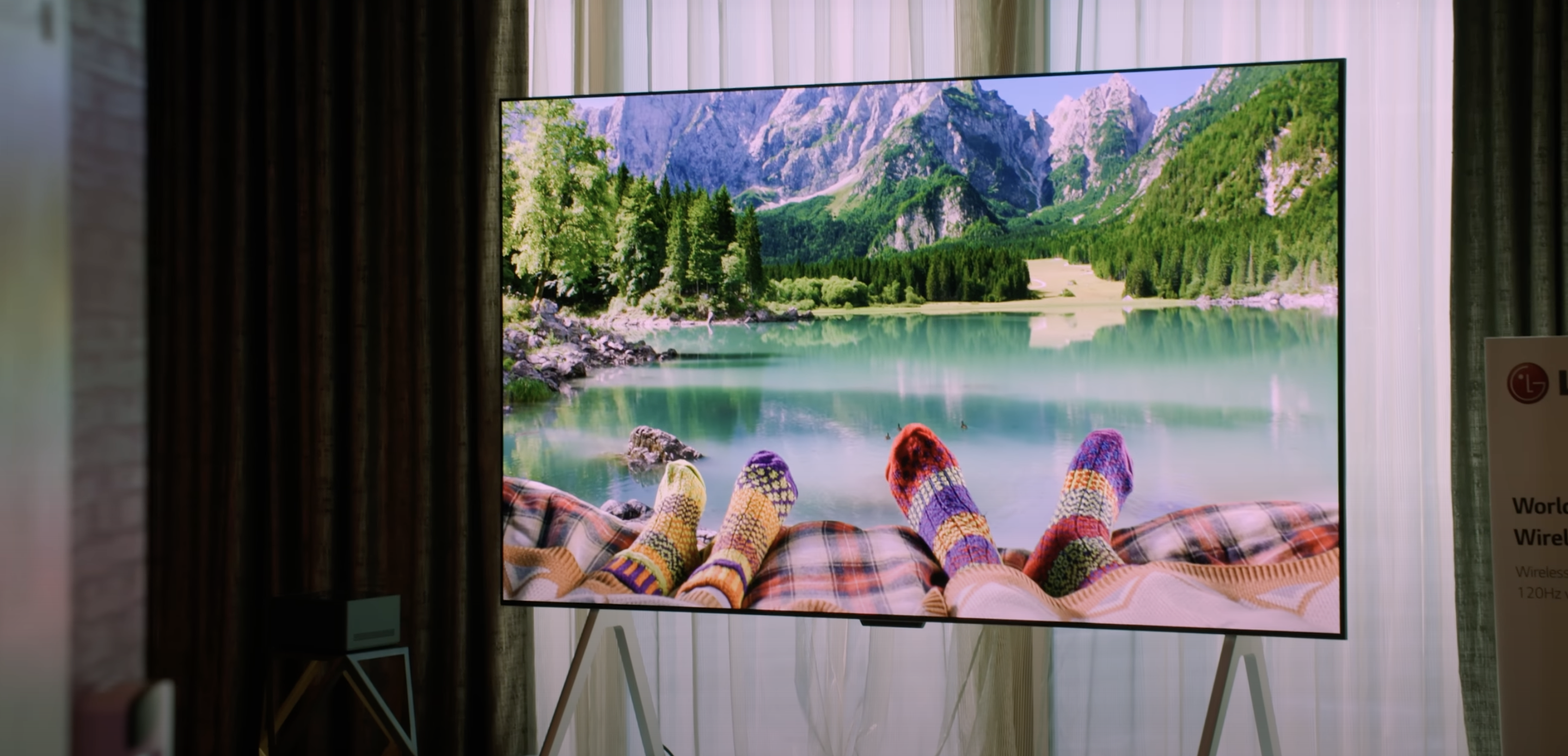 LG выпустил первый в мире беспроводной OLED–телевизор на 97 дюймов