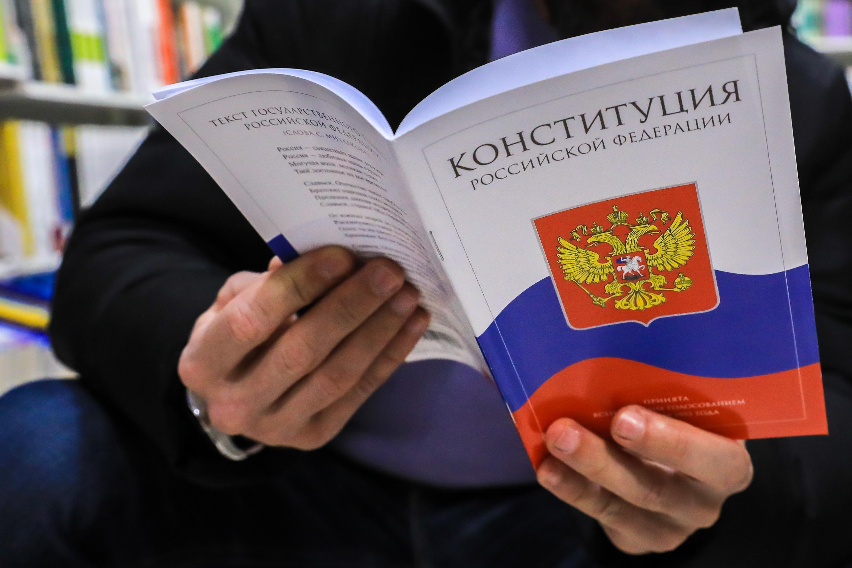 В Госдуме и Совфеде раскритиковали инициативу МВД о получении доступа к гаджетам граждан без решения суда