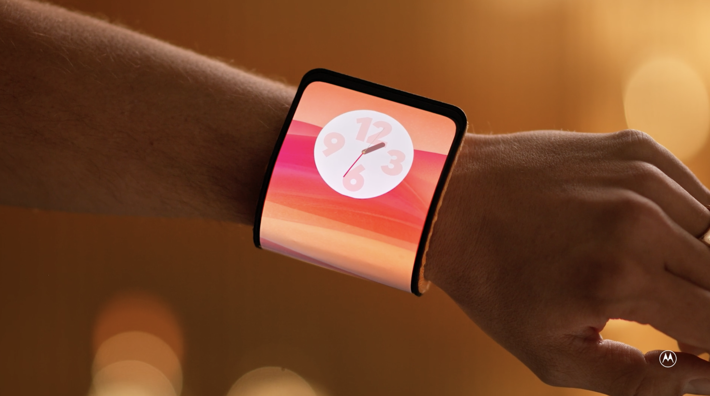 Motorola представила концепт гнущегося смартфона, который можно носить на руке