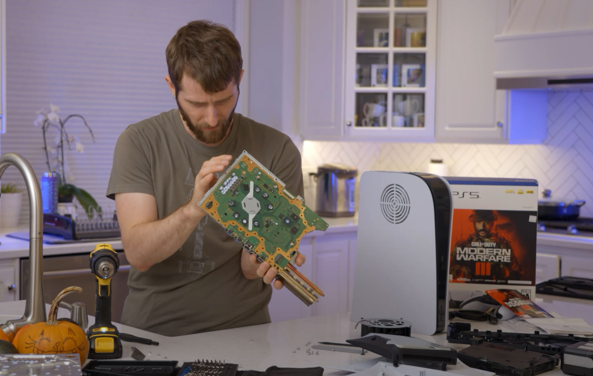 В сети появились первые видео с разборкой PS5 Slim