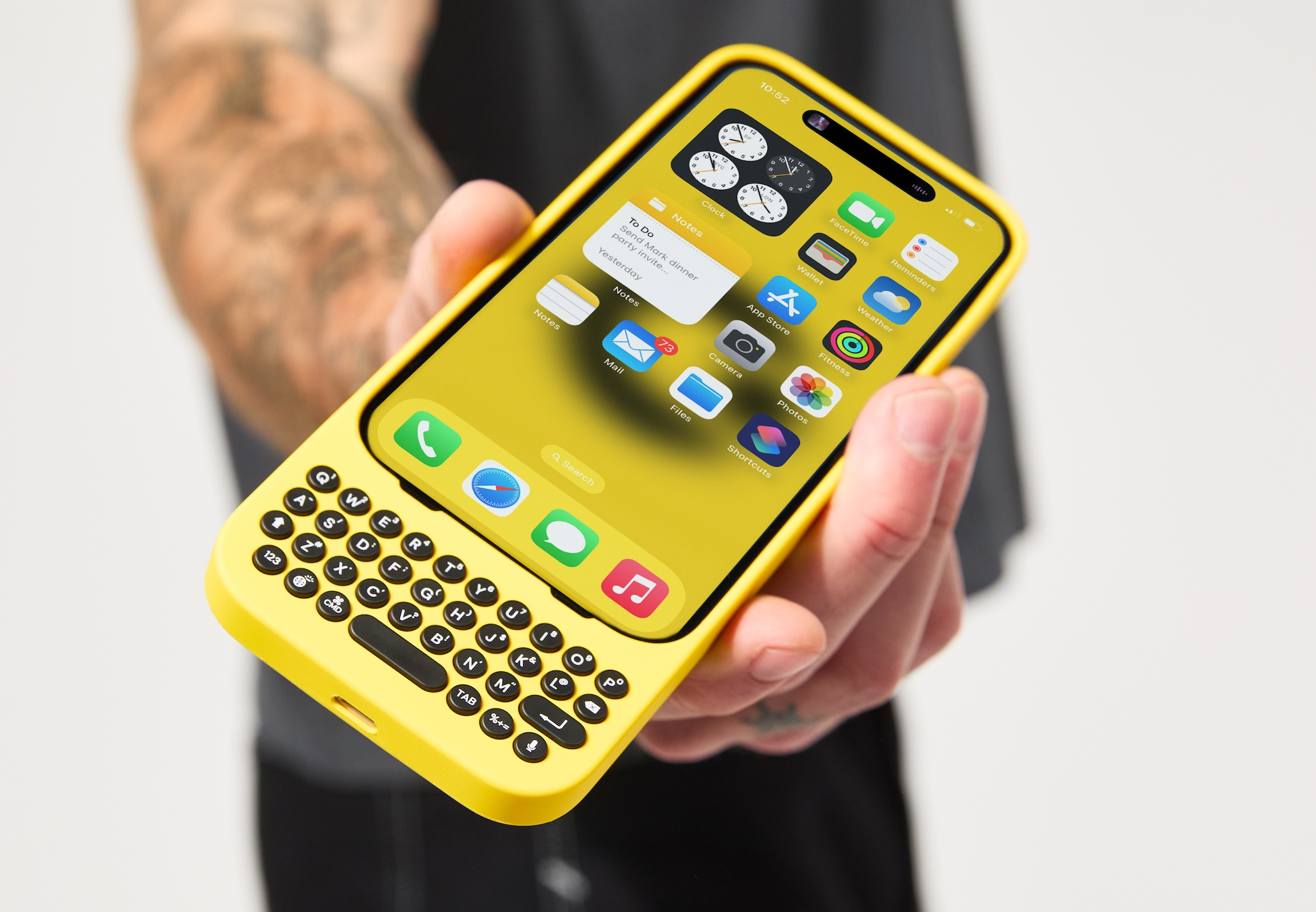 Представлен чехол с физической клавиатурой для iPhone