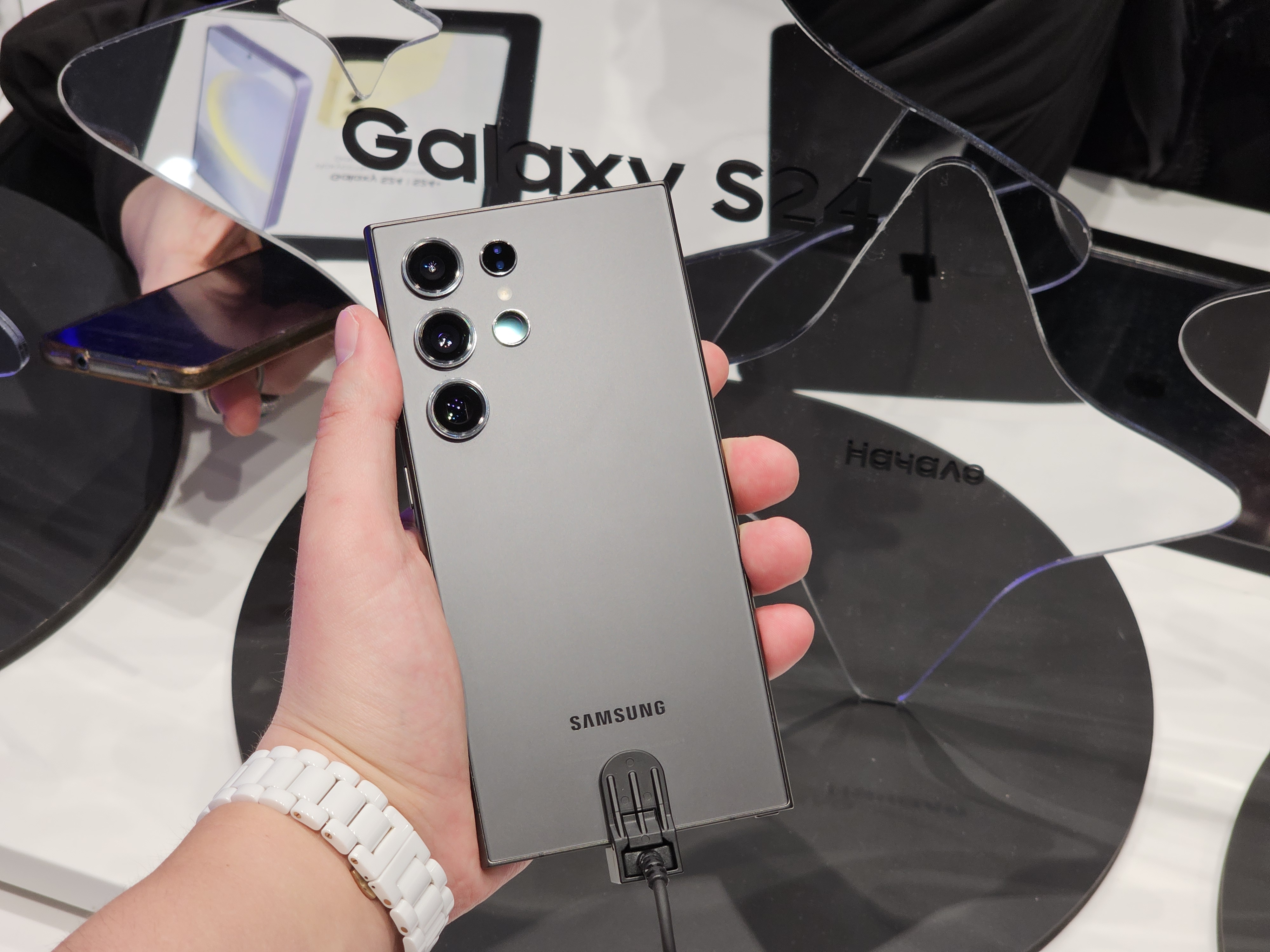 Samsung Galaxy S24 Ultra получил особое антибликовое покрытие экрана