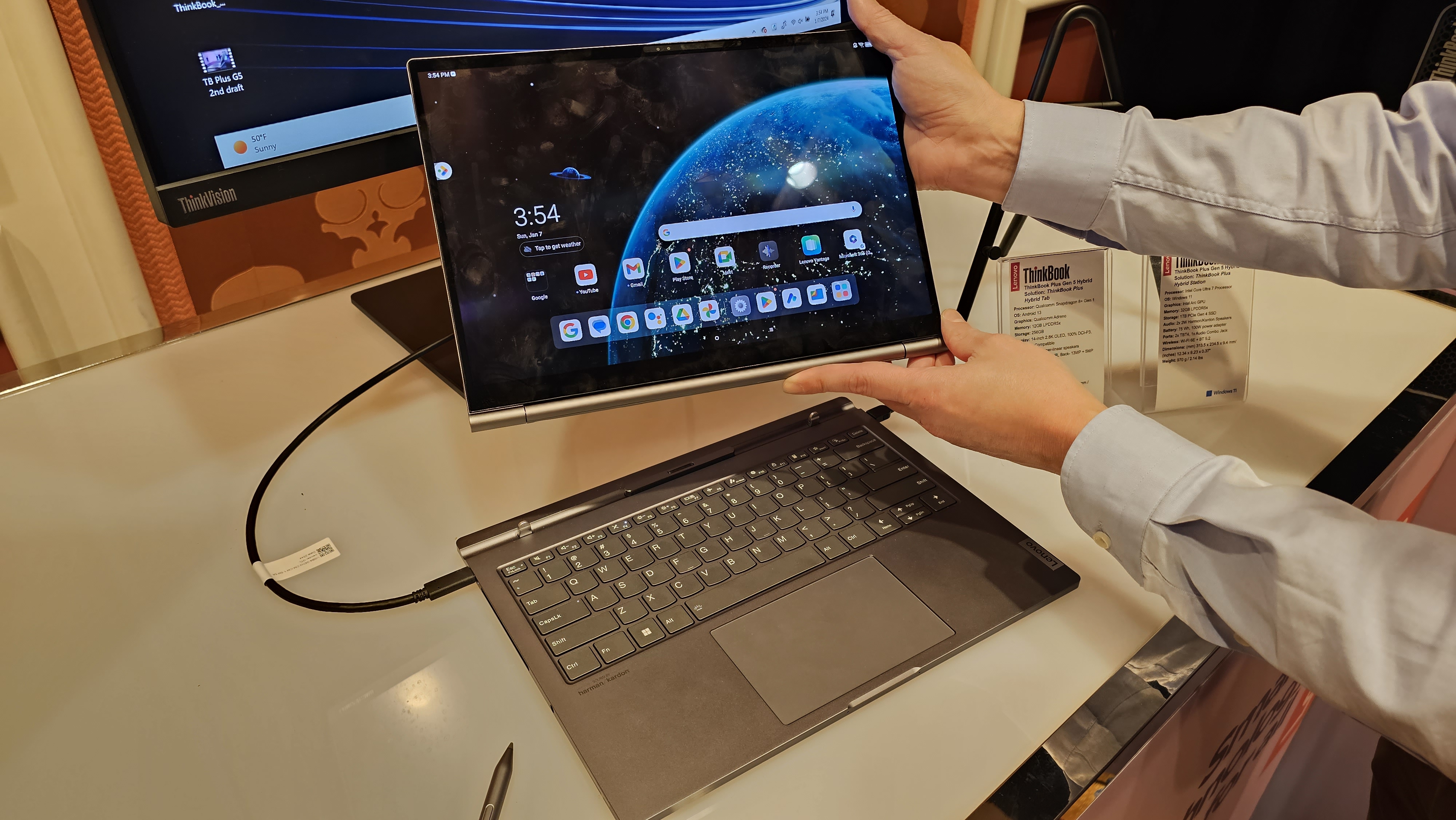 Lenovo представила ноутбук-трансформер, работающий одновременно на Windows и Android