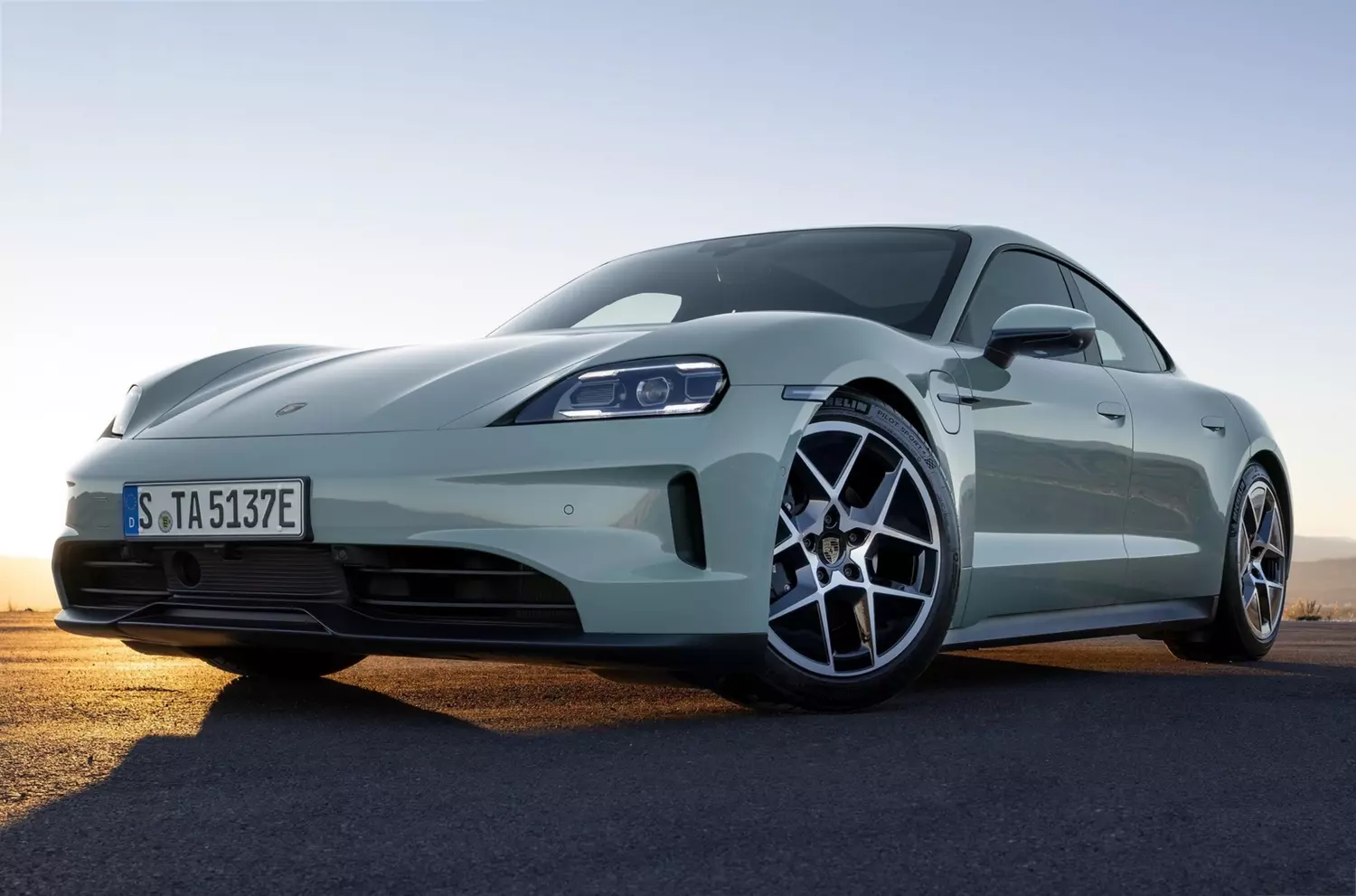 Представлен обновлённый Porsche Taycan