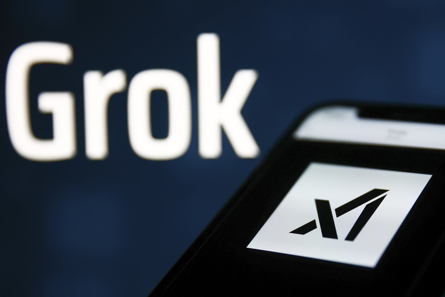 ИИ-бот Grok стал доступен для премиальных подписчиков соцсети X
