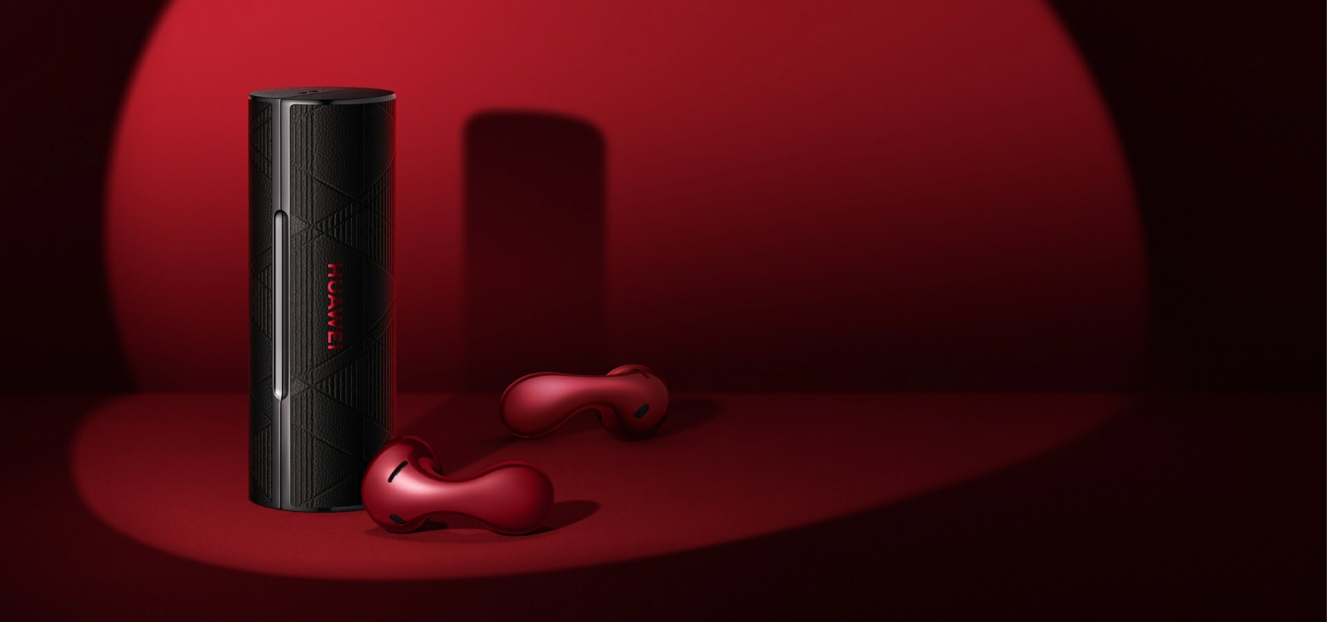 Huawei представила наушники FreeBuds Lipstick 2 в чехле в форме помады