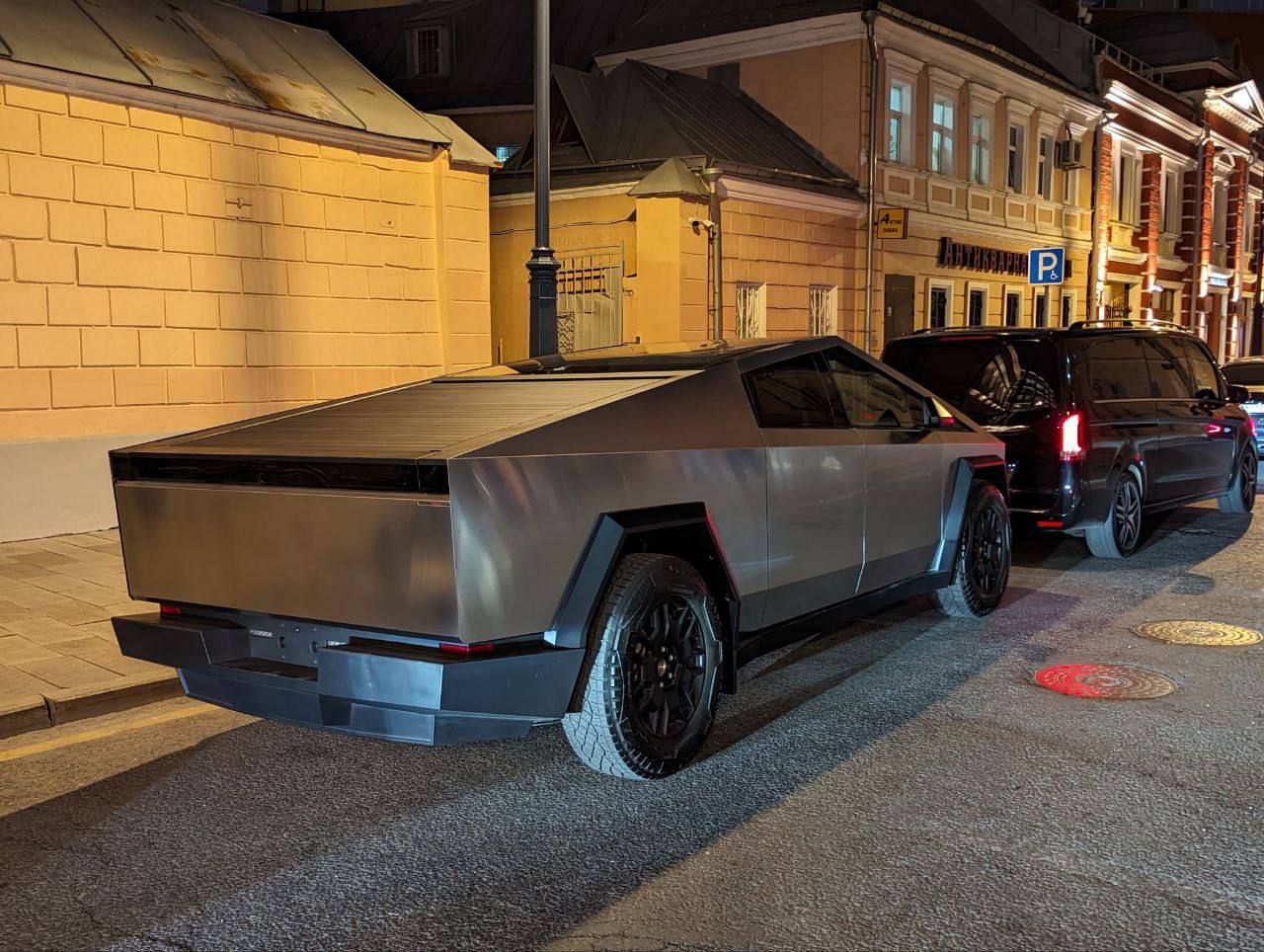 В Россию привезли первый Cybertruck