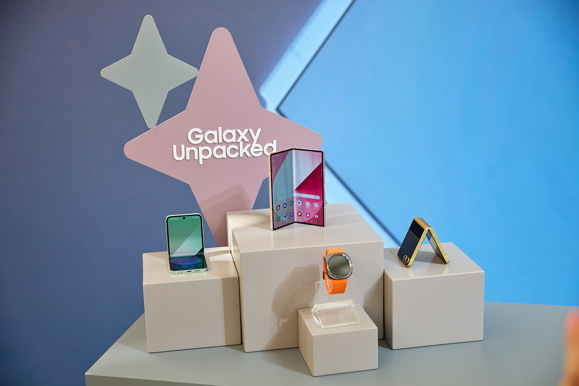 Российские ретейлеры объявили о старте предзаказов на Samsung Galaxy Z Fold6, Galaxy Z Flip6 и Galaxy Watch7