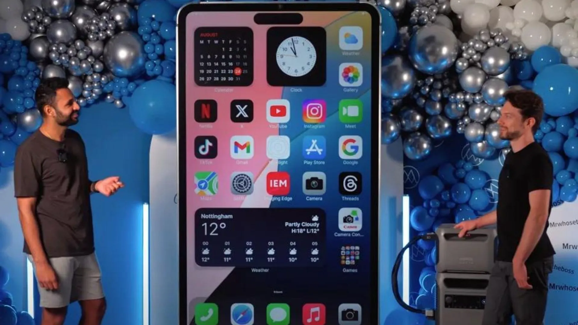 Блогеры создали двухметровый рабочий iPhone и попали в Книгу рекордов Гиннесса