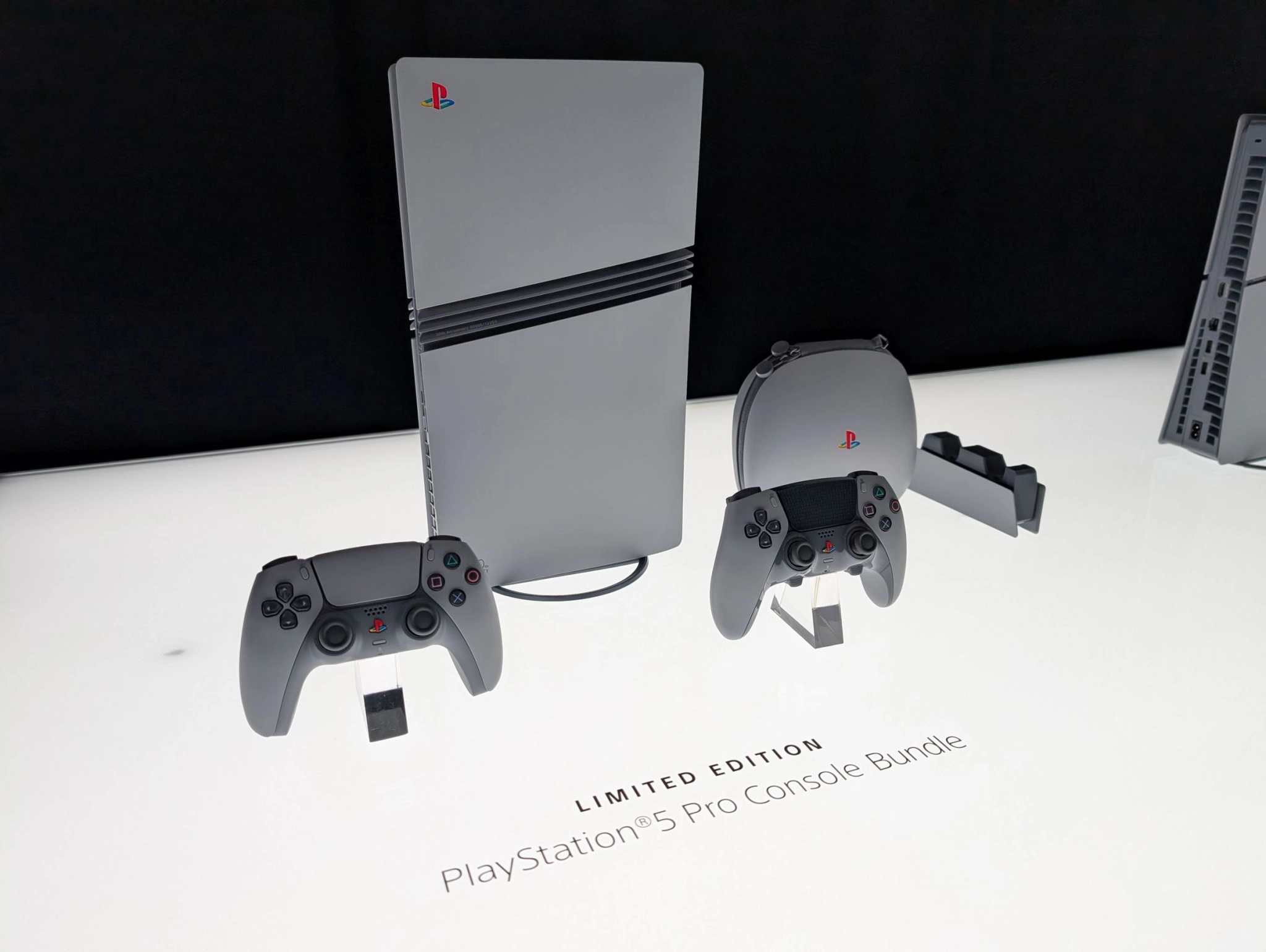 PS5 Pro и PS5 Pro 30th Anniversary Limited Edition показались на живых фото
