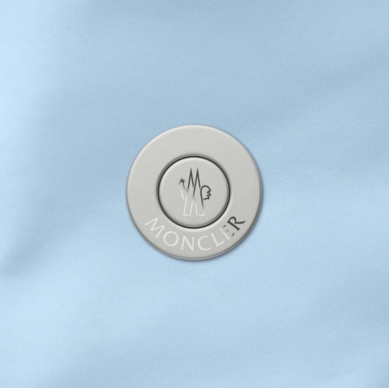 ΠΠ½ΠΎΠΏΠΊΠ° Moncler: ΠΌΠ΅ΡΠ°Π»Π», Π»ΠΎΠ³ΠΎΡΠΈΠΏ MC, Π³ΠΎΡΠ°, Π½Π°Π΄ΠΏΠΈΡΡ, ΡΠΎΠ½ Π³ΠΎΠ»ΡΠ±ΠΎΠΉ.