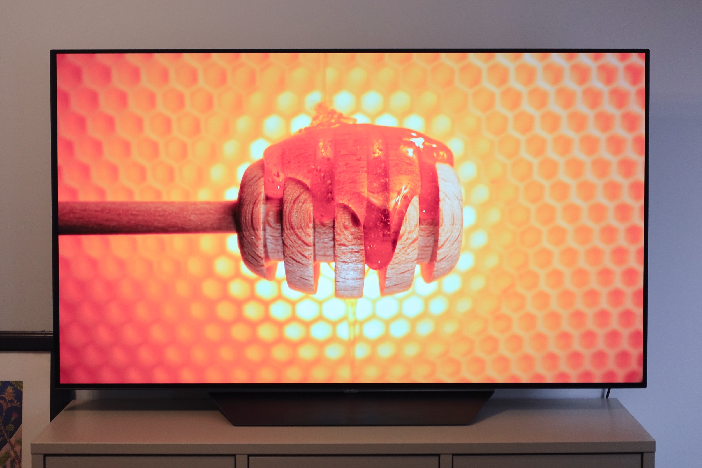 Обзор OLED-телевизора Tuvio: доступный «олед» от Яндекс Фабрики с кучей фишек