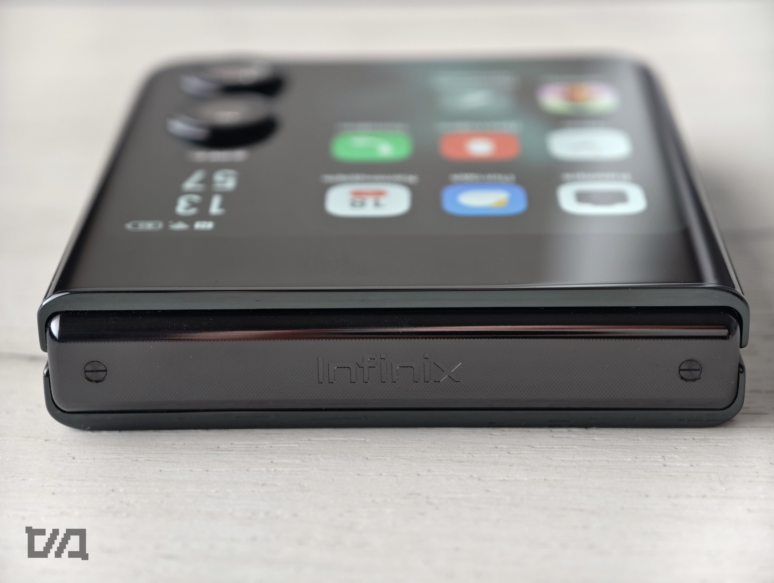 Π‘ΠΌΠ°ΡΡΡΠΎΠ½ Infinix ΡΡΡΠ½ΠΎΠ³ΠΎ ΡΠ²Π΅ΡΠ° Ρ Π΄Π²ΡΠΌΡ ΡΠΊΡΠ°Π½Π°ΠΌΠΈ: Π²Π½Π΅ΡΠ½ΠΈΠΉ Π²Π΅ΡΡΠΈΠΊΠ°Π»ΡΠ½ΡΠΉ Ρ ΠΈΠΊΠΎΠ½ΠΊΠ°ΠΌΠΈ ΠΏΡΠΈΠ»ΠΎΠΆΠ΅Π½ΠΈΠΉ, Π²Π½ΡΡΡΠ΅Π½Π½ΠΈΠΉ β Π³ΠΎΡΠΈΠ·ΠΎΠ½ΡΠ°Π»ΡΠ½ΡΠΉ.