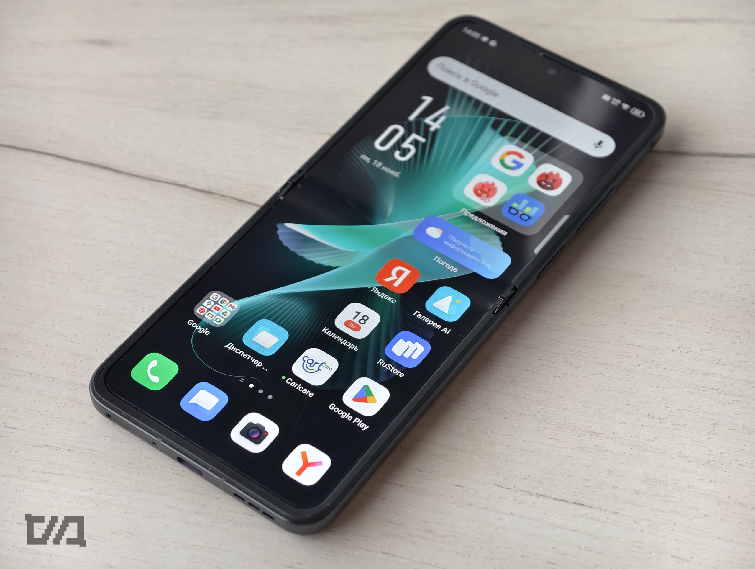 Π‘ΠΌΠ°ΡΡΡΠΎΠ½ Infinix Zero Flip Ρ Π΄Π²ΡΠΌΡ ΡΠΊΡΠ°Π½Π°ΠΌΠΈ: ΠΎΡΠ½ΠΎΠ²Π½ΠΎΠΉ β Π²ΡΠ΅ΠΌΡ 14:05 ΠΈ ΠΏΡΠΈΠ»ΠΎΠΆΠ΅Π½ΠΈΡ, Π²Π½Π΅ΡΠ½ΠΈΠΉ β ΠΈΠΊΠΎΠ½ΠΊΠΈ Google, Gmail, YouTube.