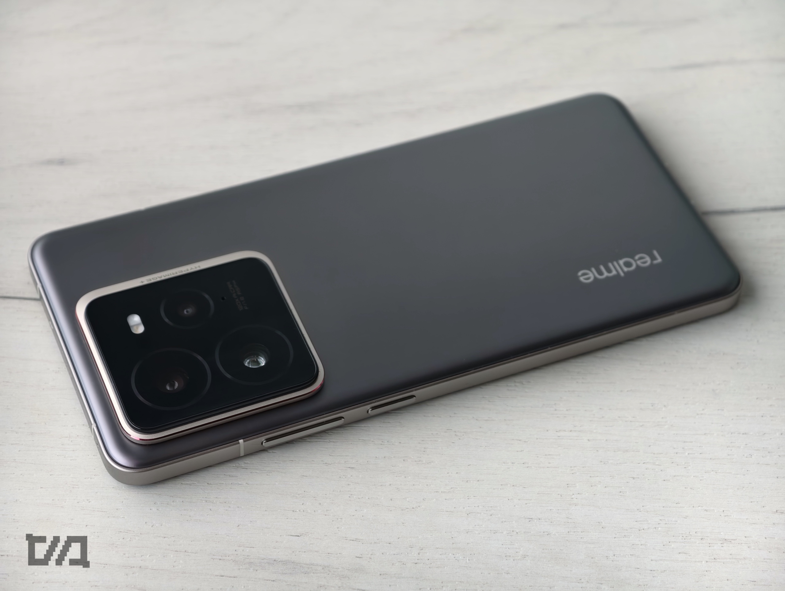 ΠΠ·ΠΎΠ±ΡΠ°ΠΆΠ΅Π½ΠΈΠ΅ ΡΠΌΠ°ΡΡΡΠΎΠ½Π° realme ΡΡΡΠ½ΠΎΠ³ΠΎ ΡΠ²Π΅ΡΠ° Ρ ΡΠ΅ΡΡΡΡΠΌΡ ΠΊΠ°ΠΌΠ΅ΡΠ°ΠΌΠΈ ΡΠ·Π°Π΄ΠΈ ΠΈ Π²ΡΡΠ΅Π·ΠΎΠΌ Π΄Π»Ρ ΡΡΠΎΠ½ΡΠ°Π»ΡΠ½ΠΎΠΉ ΠΊΠ°ΠΌΠ΅ΡΡ ΡΠΏΠ΅ΡΠ΅Π΄ΠΈ.