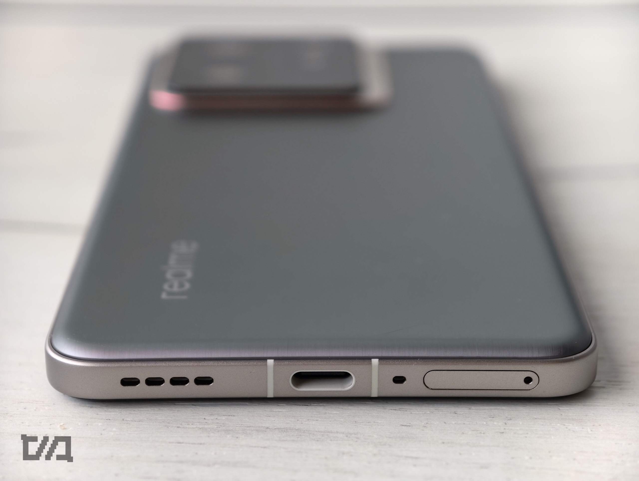 Π‘Π΅ΡΡΠΉ ΡΠΌΠ°ΡΡΡΠΎΠ½ realme Ρ ΡΡΠ΅ΠΌΡ ΠΊΠ°ΠΌΠ΅ΡΠ°ΠΌΠΈ, Π²ΡΠΏΡΡΠΊΠΎΠΉ ΠΈ ΡΠ·ΠΊΠΈΠΌΠΈ ΡΠ°ΠΌΠΊΠ°ΠΌΠΈ Π½Π° ΡΠ²Π΅ΡΠ»ΠΎΠΉ ΠΏΠΎΠ²Π΅ΡΡ
Π½ΠΎΡΡΠΈ.