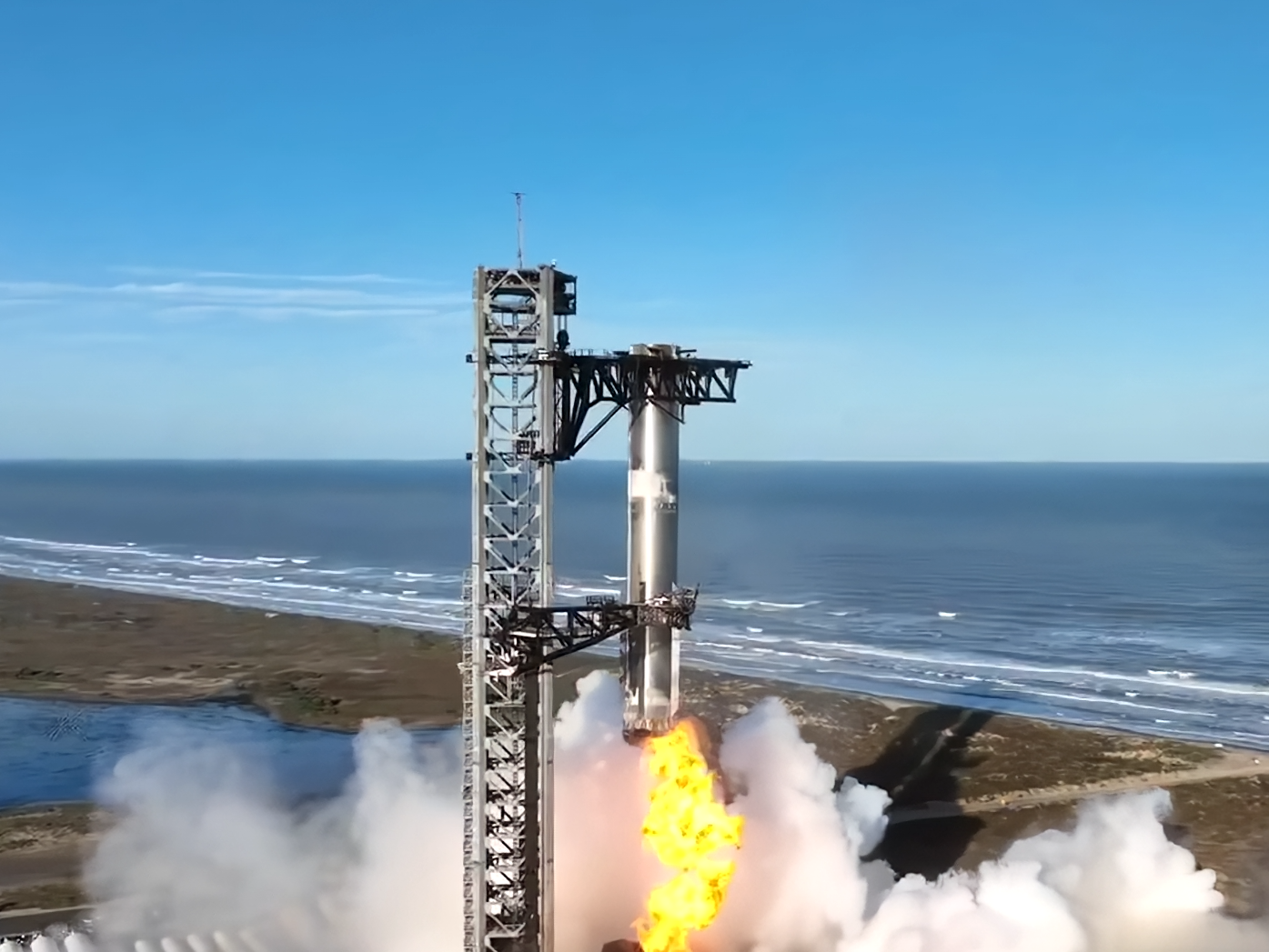 Жители США запечатлели момент взрыва Starship в небе на видео