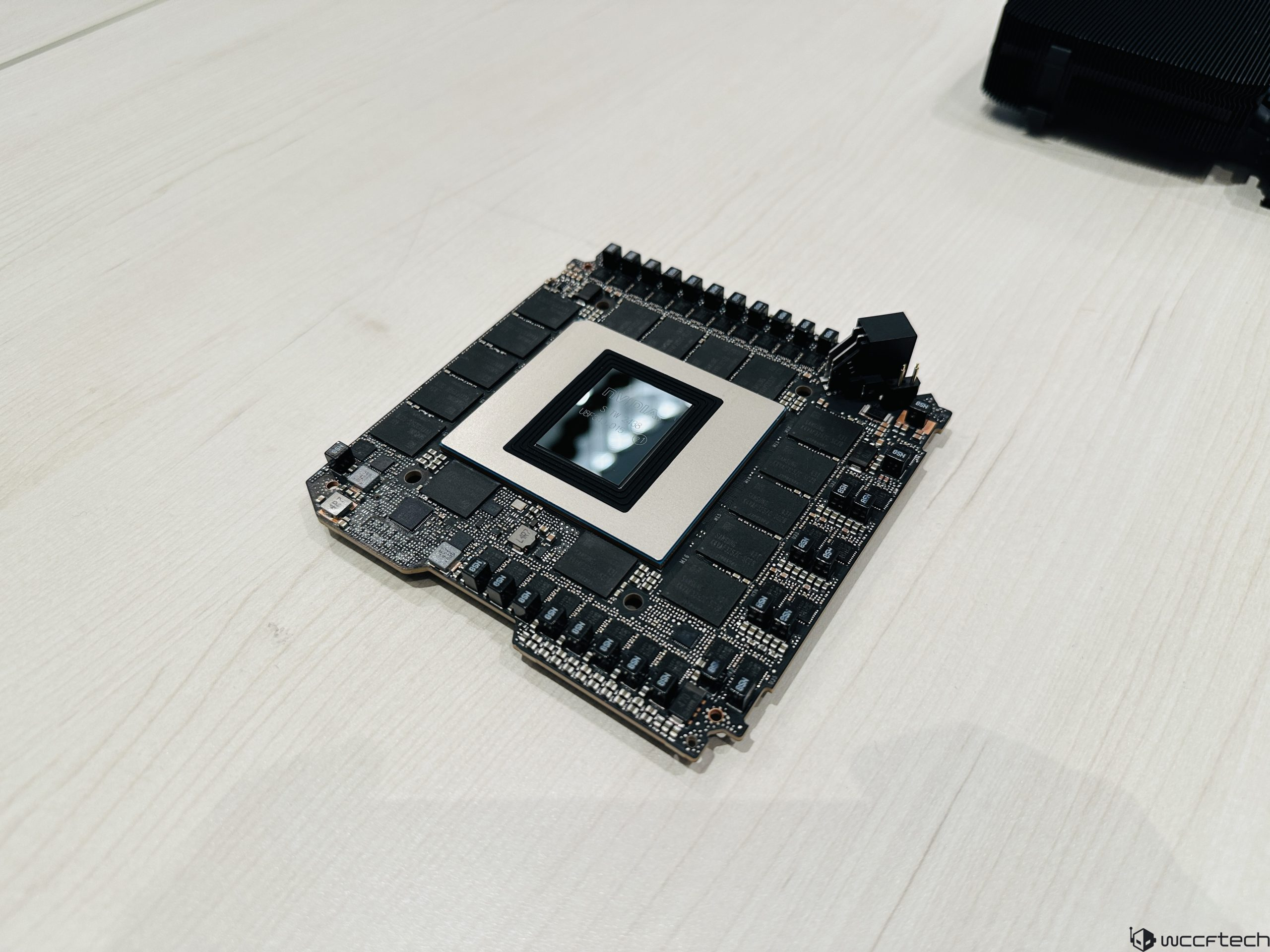 ΠΠ° ΡΠΎΡΠΎ β GeForce RTX 5090 FE Ρ GPU GB202, 32 ΠΠ GDDR7, 512-Π±ΠΈΡΠ½ΠΎΠΉ ΡΠΈΠ½ΠΎΠΉ, ΠΏΠΈΡΠ°Π½ΠΈΠ΅ΠΌ 12V-2x6 ΠΈ 30 ΡΠ°Π·Π°ΠΌΠΈ. ΠΠ΅Ρ ΡΠ°Π·ΡΡΠΌΠΎΠ² Π΄Π»Ρ