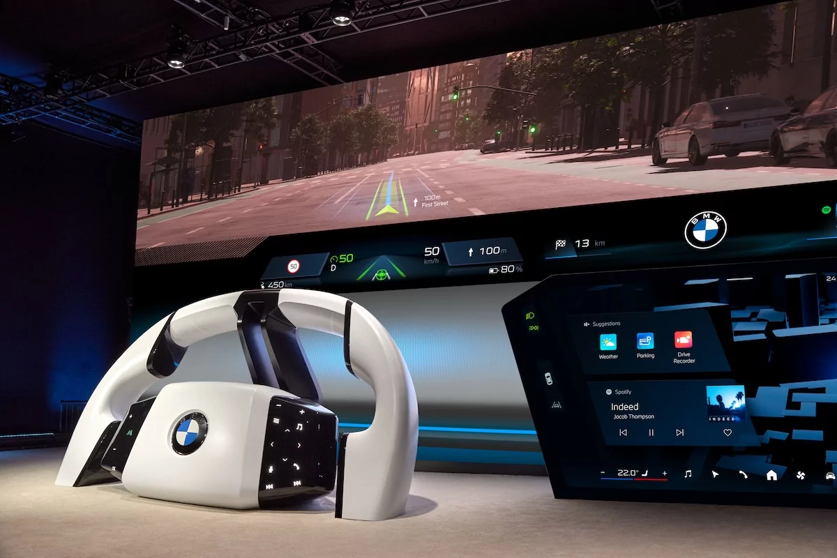 BMW представила iDrive с панорамным дисплеем на всё лобовое стекло
