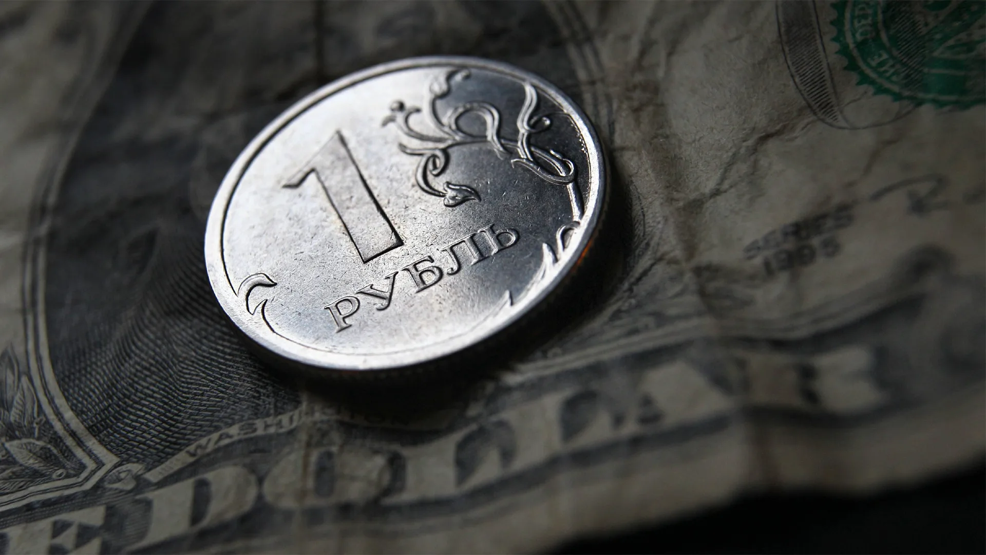 В Bloomberg назвали рубль «звездой года» на развивающихся рынках