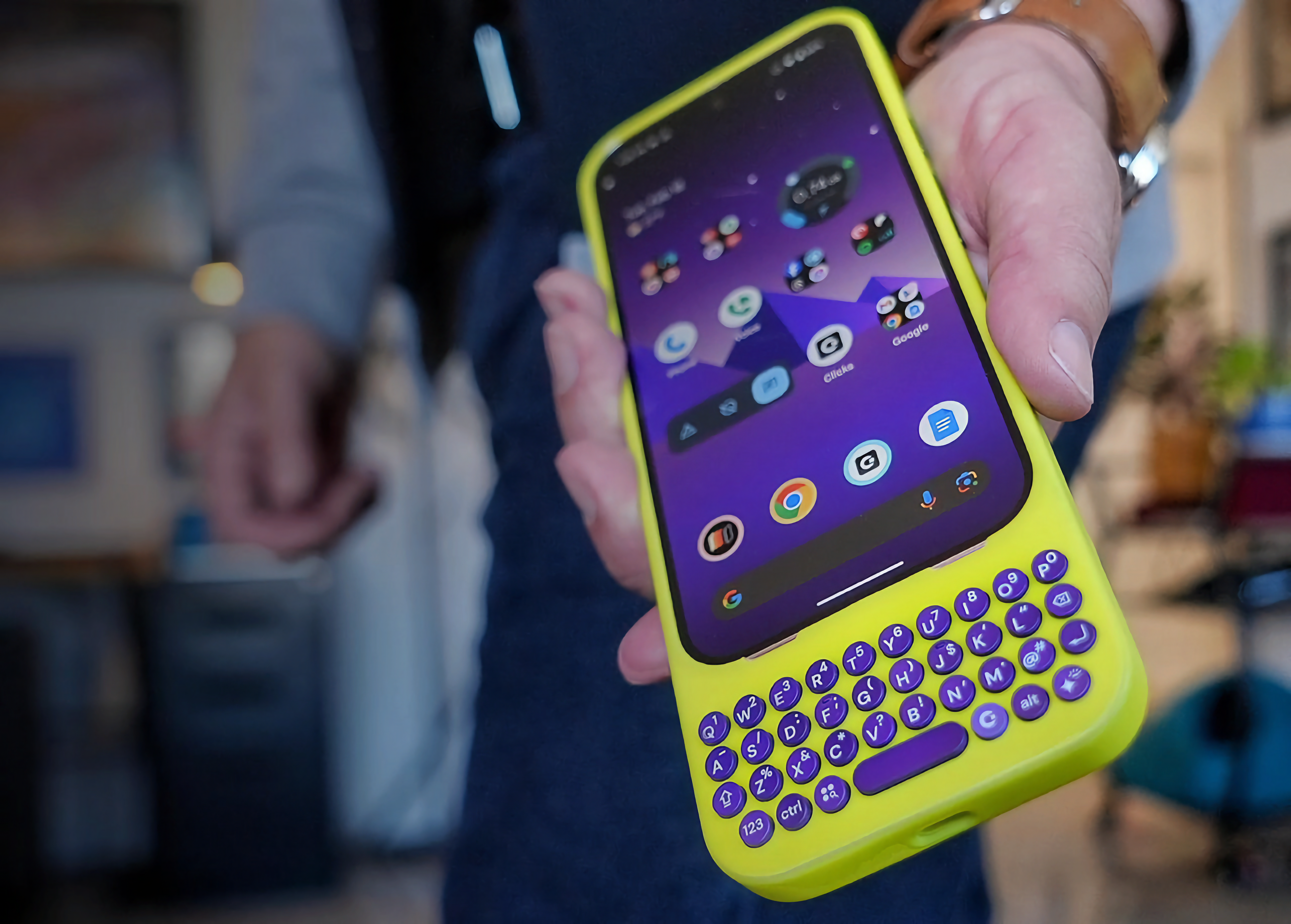 Представлен чехол с физической клавиатурой для Android-смартфонов