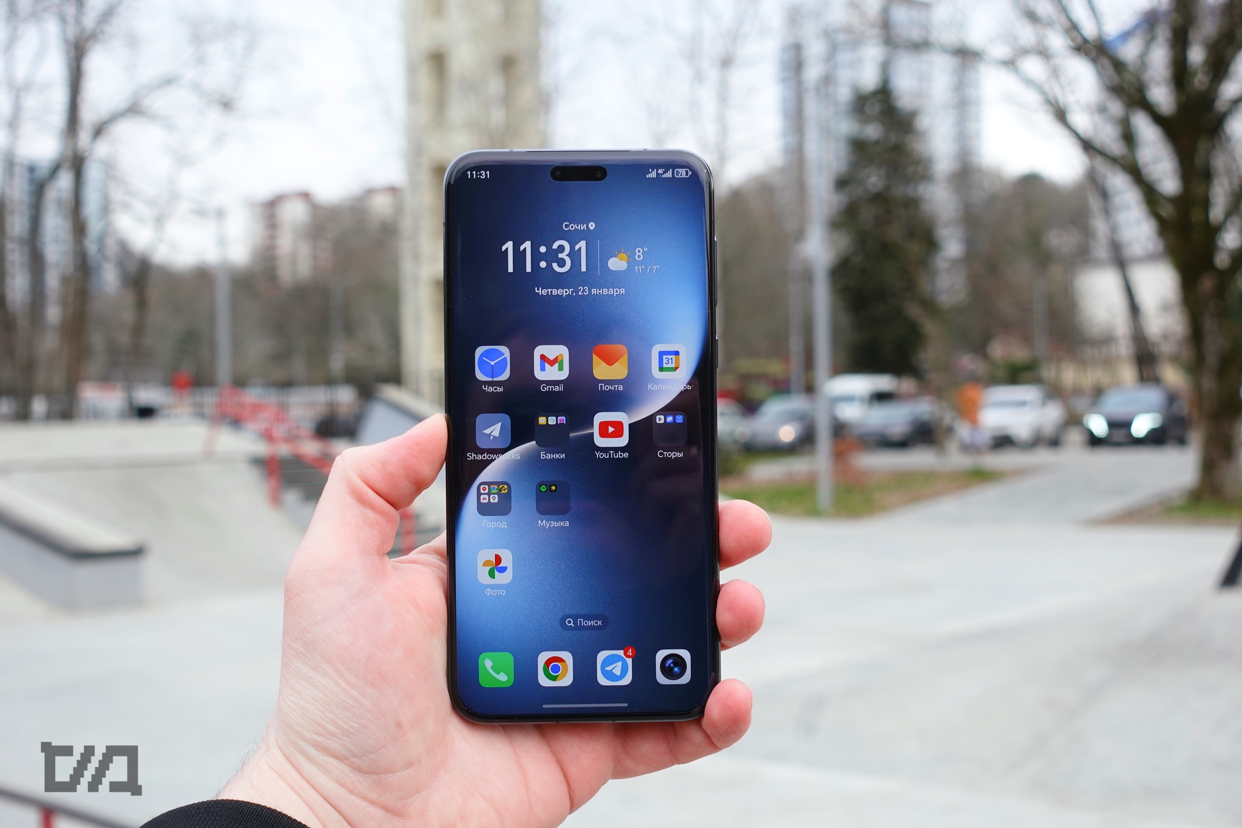 ΠΠ° ΡΠΎΡΠΎ β ΡΠΌΠ°ΡΡΡΠΎΠ½ Honor Magic 7 Pro Π² ΡΡΠΊΠ΅, ΡΡΡΠ½ΡΠΉ ΠΊΠΎΡΠΏΡΡ, ΡΠΊΡΠ°Π½ Ρ ΡΠ²Π΅ΡΠ½ΡΠΌΠΈ ΠΈΠΊΠΎΠ½ΠΊΠ°ΠΌΠΈ.