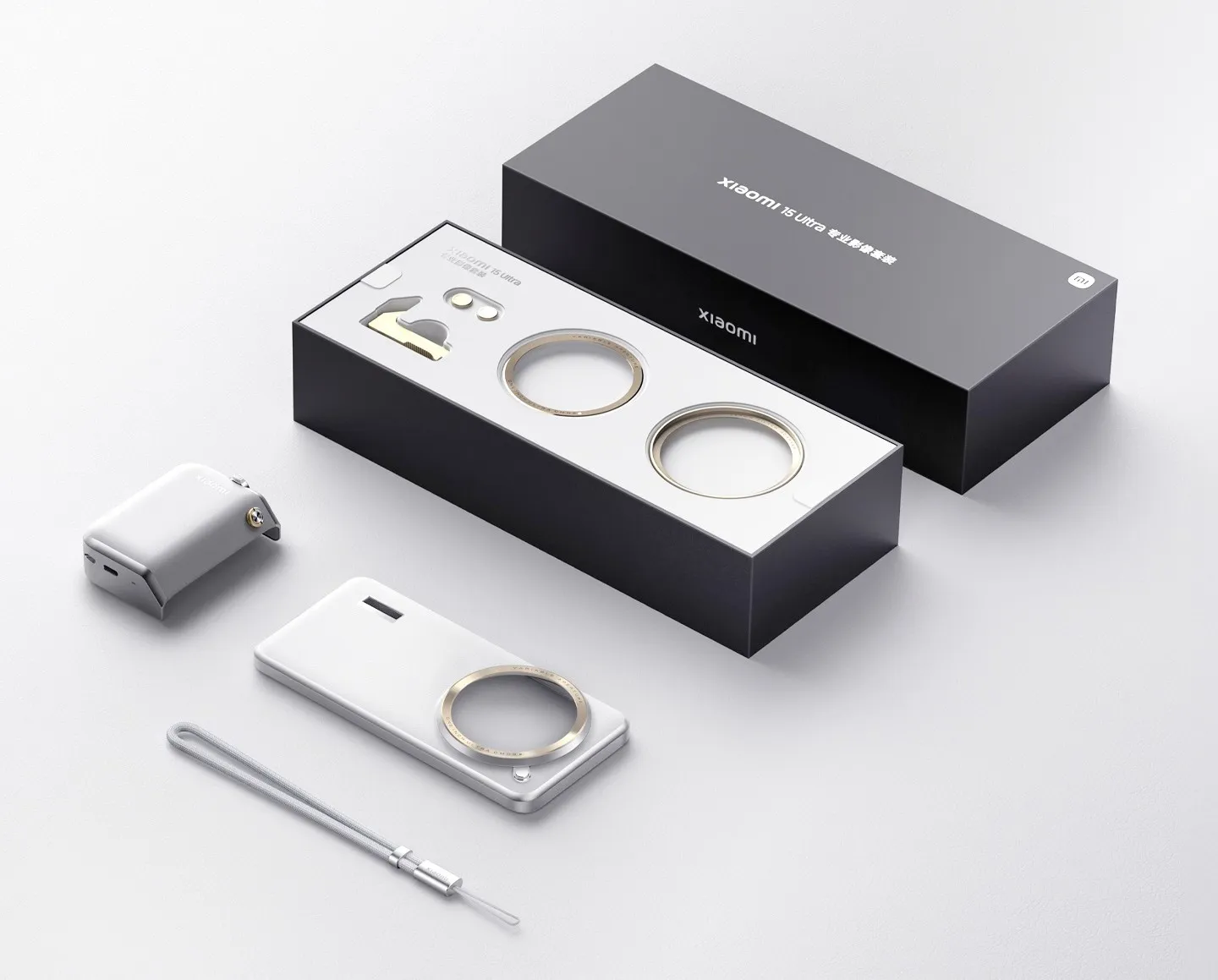 ΠΠ° ΡΠΎΡΠΎ β Xiaomi 15 Ultra Π² ΡΡΡΠ½ΠΎΠΉ ΡΠΏΠ°ΠΊΠΎΠ²ΠΊΠ΅, Π±Π΅Π»ΡΠΉ ΡΠΊΡΠ°Π½, ΡΠ΅ΡΠ΅Π±ΡΠΎ, ΠΊΠΎΠΌΠΏΠ»Π΅ΠΊΡ: Π·Π°ΡΡΠ΄ΠΊΠ° ΠΈ Π½Π°ΡΡΠ½ΠΈΠΊΠΈ.