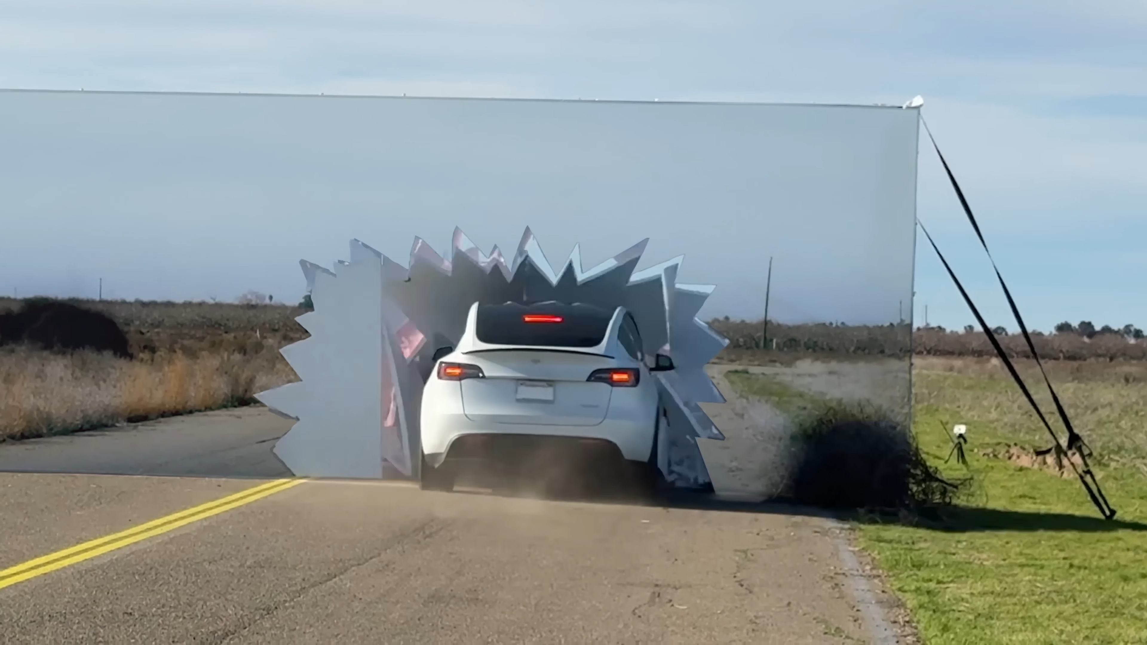 Автопилот Tesla въехал в стену с нарисованной дорогой