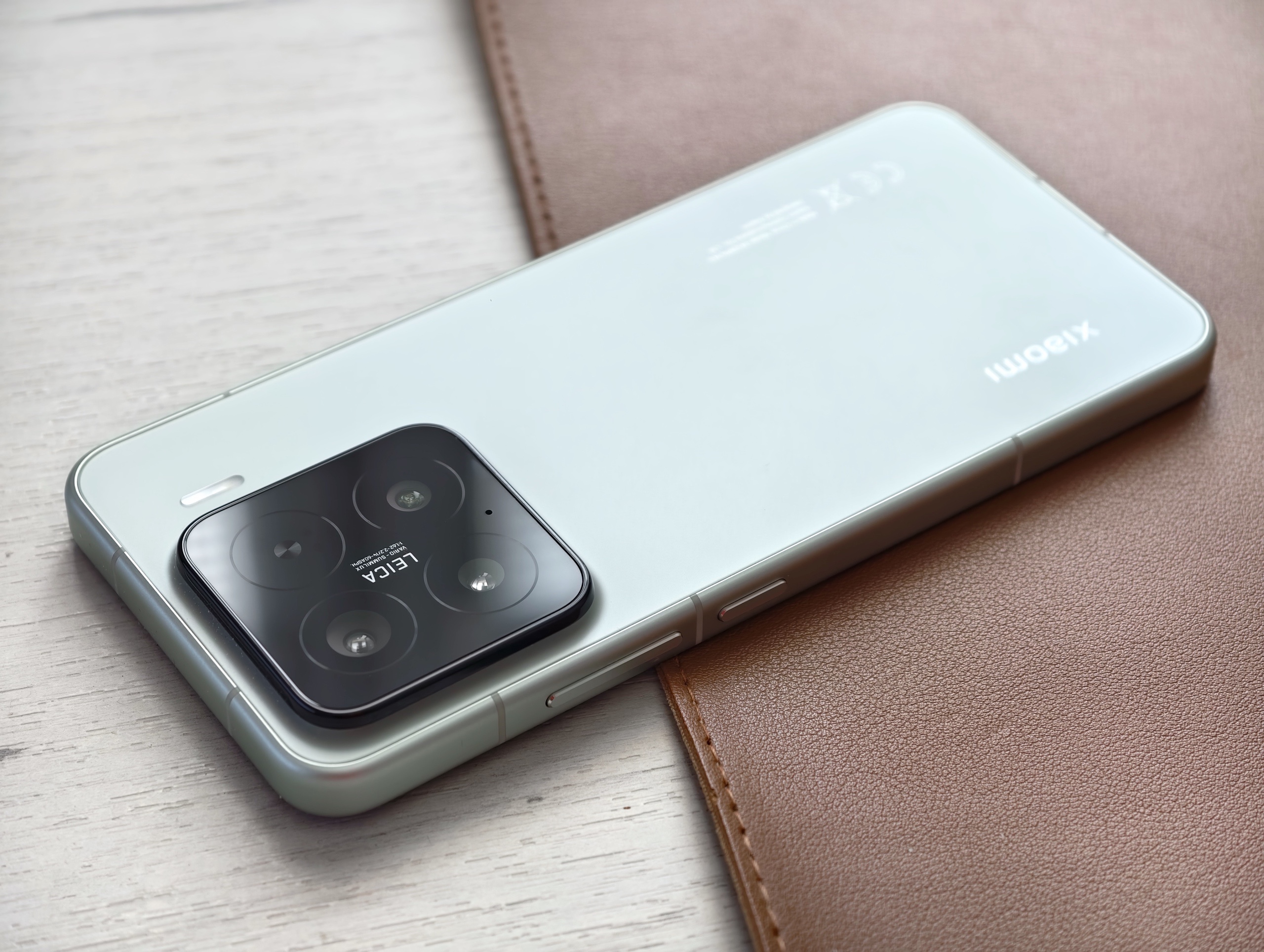 Обзор Xiaomi 15: флагманская мощь, компактное исполнение