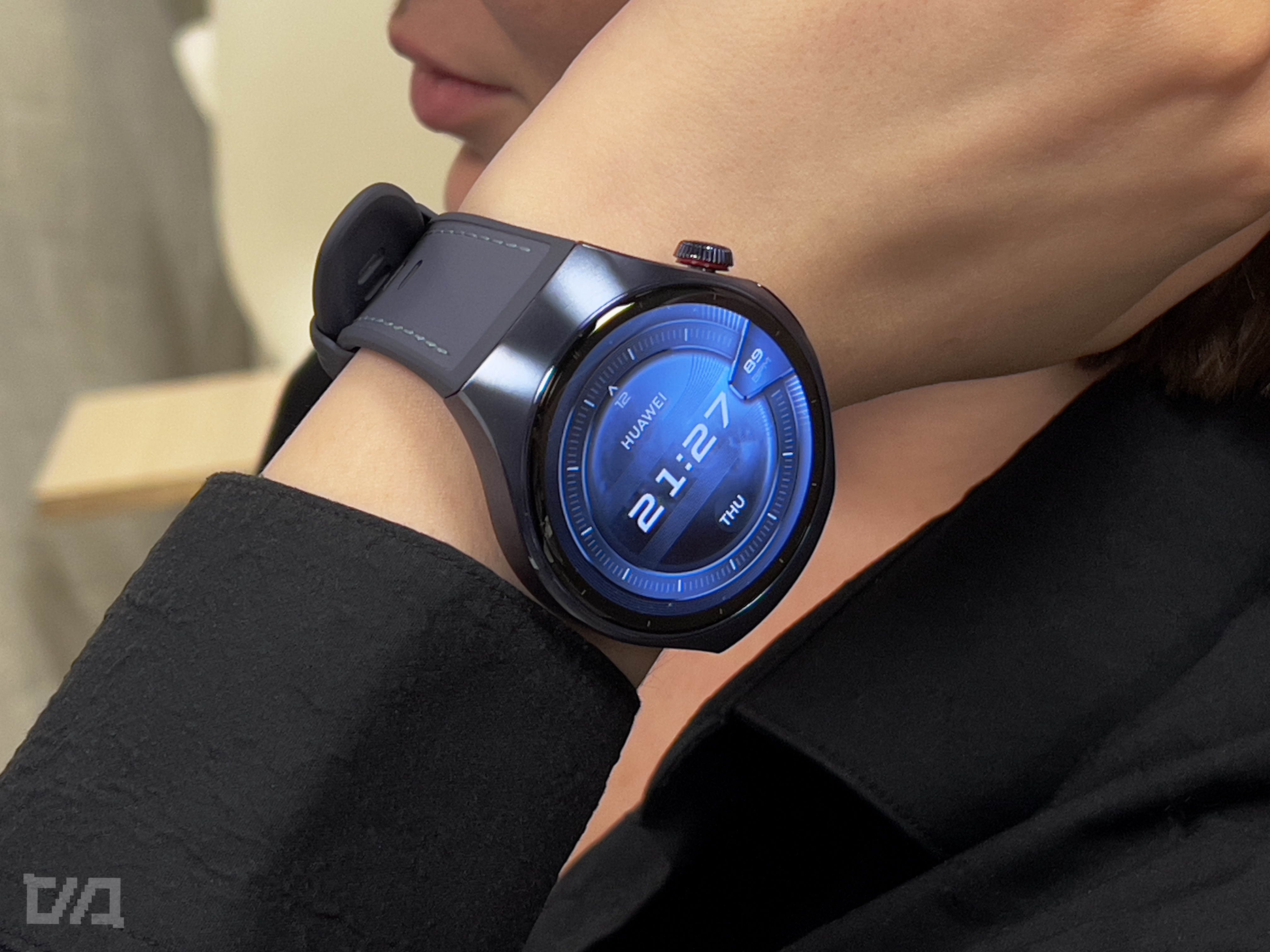 Π£ΠΌΠ½ΡΠ΅ ΡΠ°ΡΡ HUAWEI WATCH 5 Ρ ΡΠΈΠ½ΠΈΠΌ AMOLED-Π΄ΠΈΡΠΏΠ»Π΅Π΅ΠΌ, ΠΏΠΎΠΊΠ°Π·ΡΠ²Π°ΡΡΠΈΠΌ Π²ΡΠ΅ΠΌΡ 12:27 ΠΈ Π΄Π°ΡΡ 21-07.