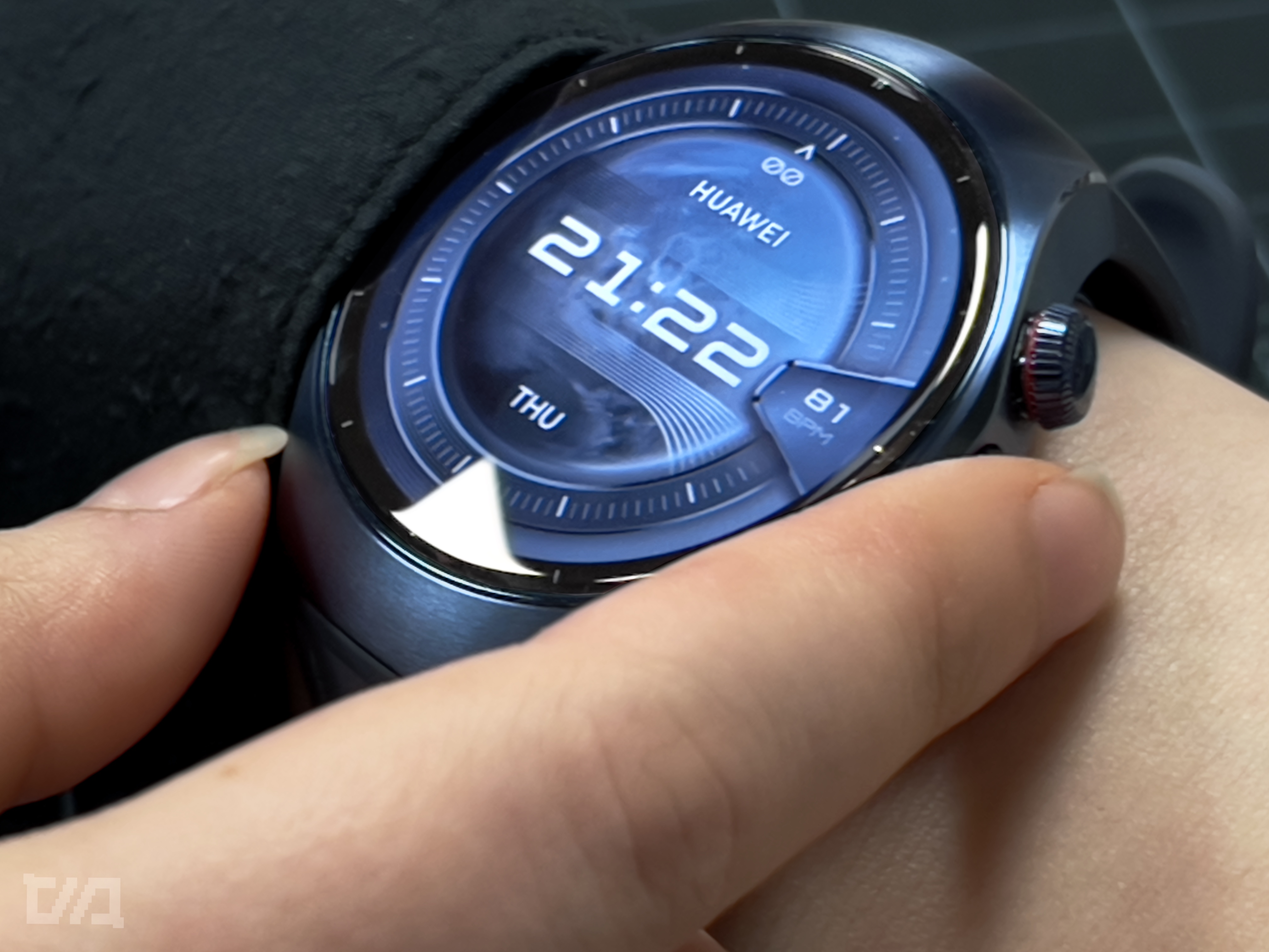 Π£ΠΌΠ½ΡΠ΅ ΡΠ°ΡΡ HUAWEI WATCH 5 Ρ ΡΠΈΠ½ΠΈΠΌ ΡΠ΅ΠΌΠ΅ΡΠΊΠΎΠΌ.